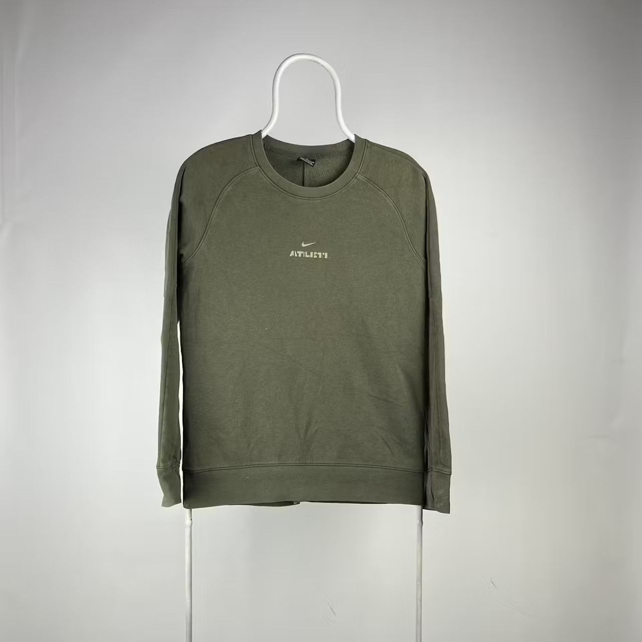 Nike Nike middle logo sweatshirt Athletic size Small Size US S / EU 44-46 / 1 - 1 Thumbnail
