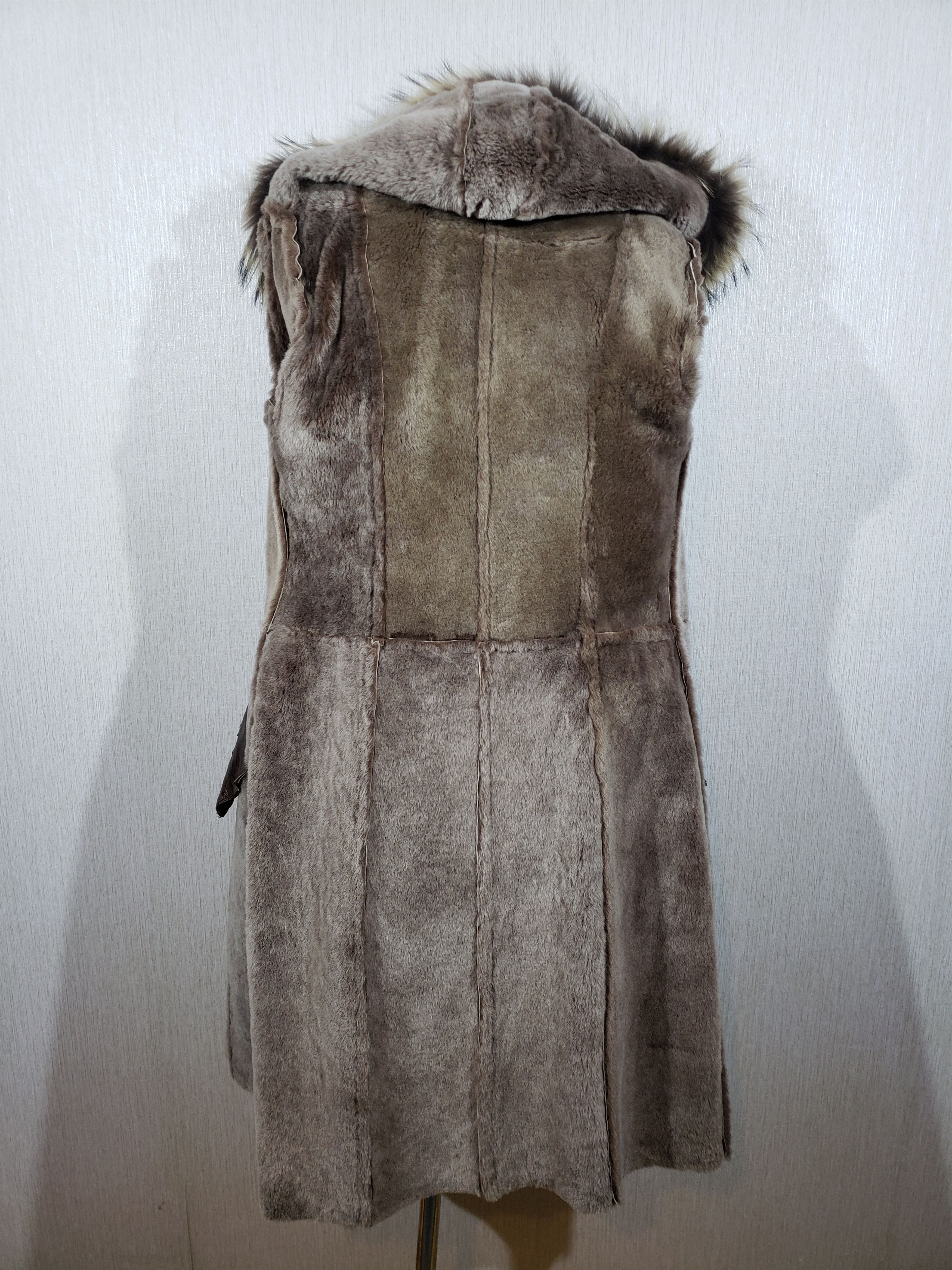 Other Stylish brown sheepskin coat with a warm hood. Size M / US 6-8 / IT 42-44 - 7 Thumbnail