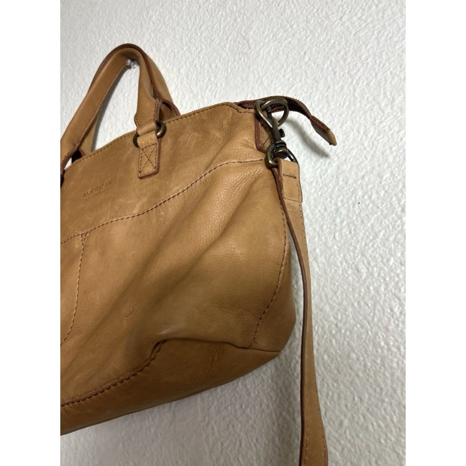 Vintage VINTAGE American Leather Co Crossbody Handbag Tan 11x10x5.5 Women Accessories Gr ay Leather Stains Size ONE SIZE - 5 Thumbnail