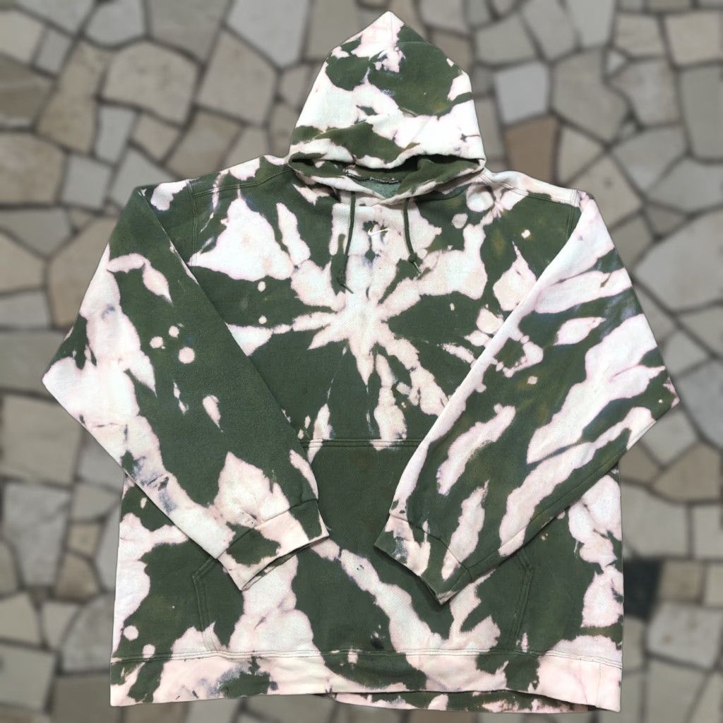 Nike VINTAGE Nike Hoodie Men XL Green Tie Dye Swoosh 90s Center Pullover Sweatshirt with Pockets Size US XL / EU 56 / 4 - 1 Thumbnail