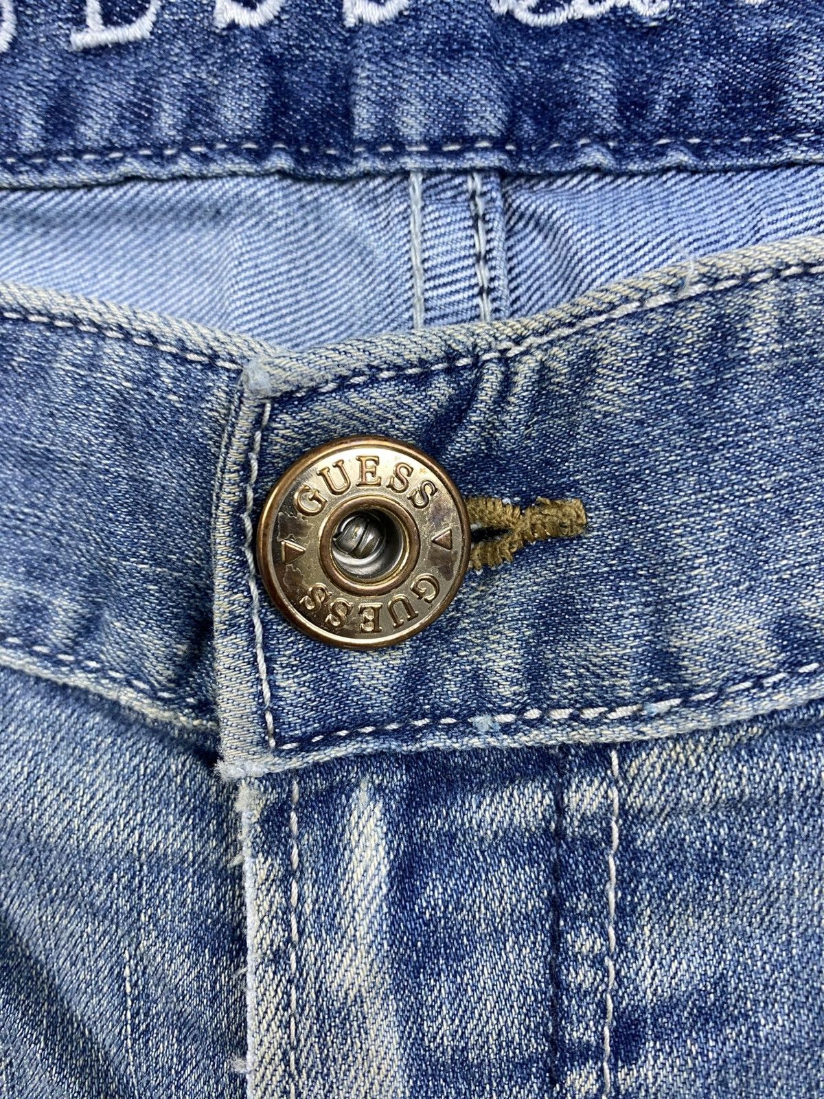 Guess × Vintage Vintage Guess Los Angeles Metal Logo Denim Jeans Size US 31 - 8 Thumbnail
