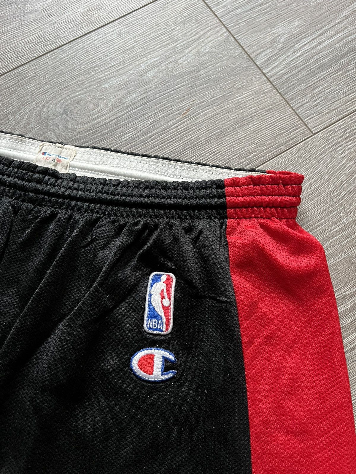 Champion × NBA × Vintage VINTAGE MIAMI HEAT NBA BASKETBALL SHORTS CHAMPION Size US 32 / EU 48 - 5 Thumbnail