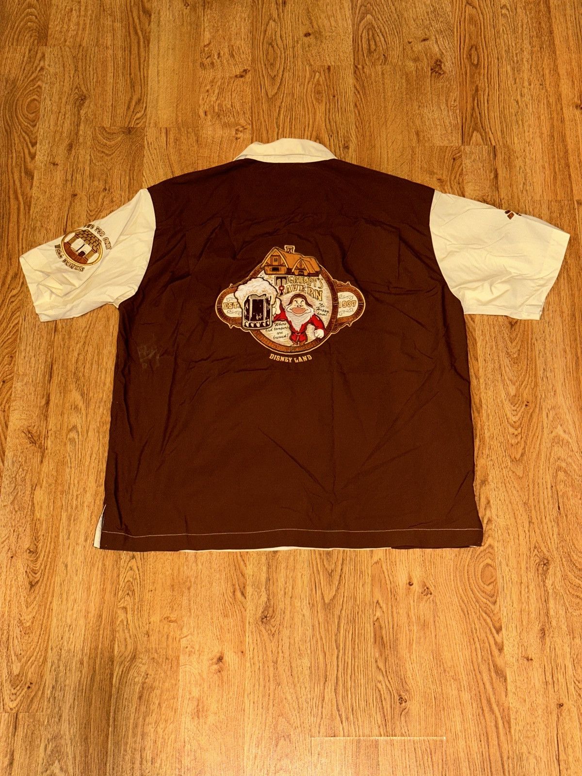 Cartoon Network × Disney × Vintage Vtg DISNEY World Grumpy’s Tavern Embroidered Button Down Size US M / EU 48-50 / 2 - 1 Thumbnail