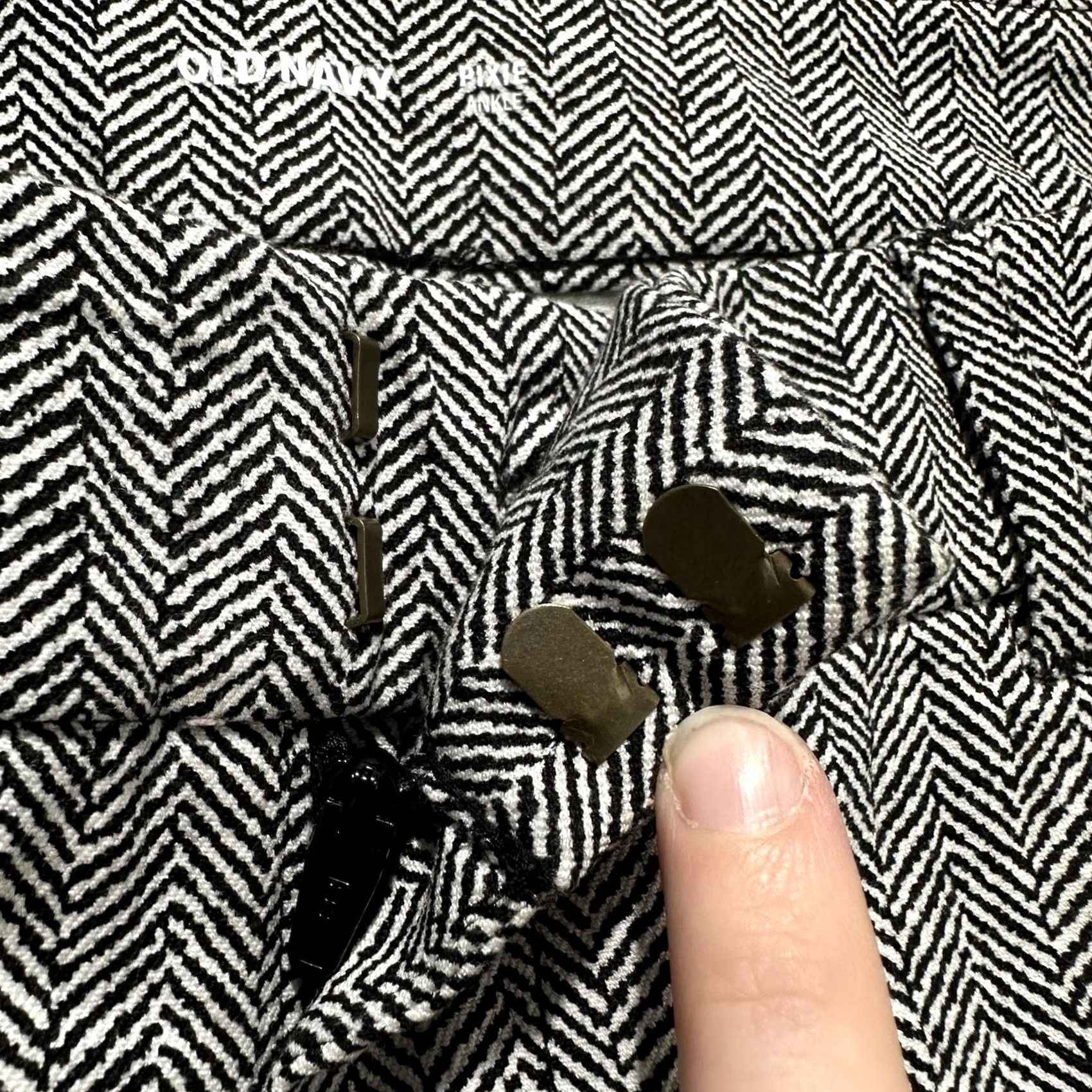 Old Navy Old Navy Pixie Ankle Pants Womens 14 Black White Houndstooth Print Heather Gray Shirt Size 36" / US 14 / IT 50 - 6 Thumbnail