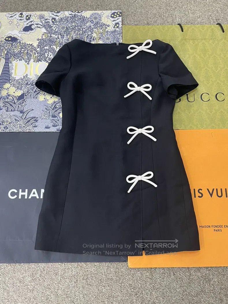 Valentino Valentino Dress with a small black bow Size M / US 6-8 / IT 42-44 - 1 Thumbnail