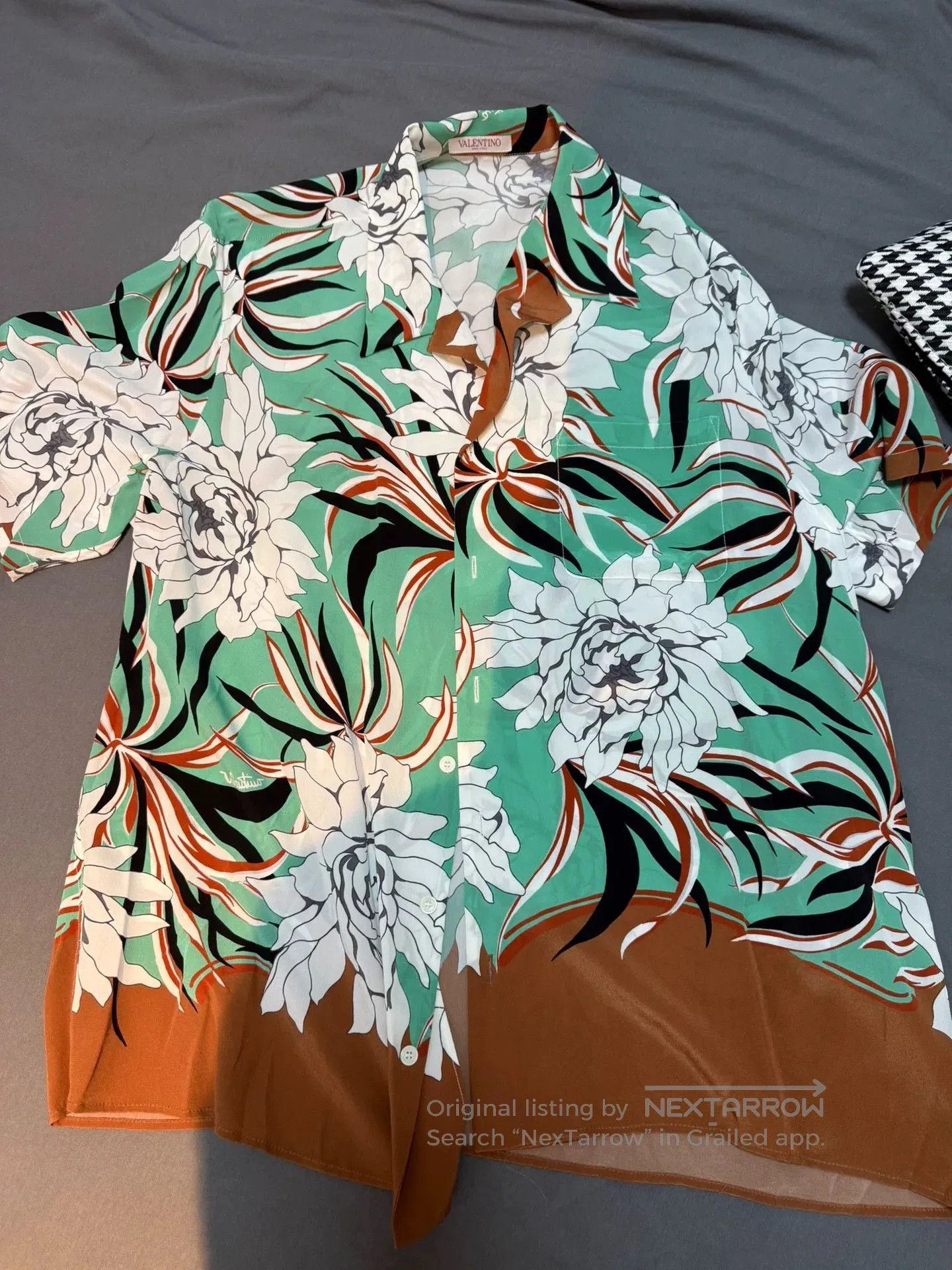 Valentino Valentino Silk Floral Button. Size US L / EU 52-54 / 3 - 1 Thumbnail