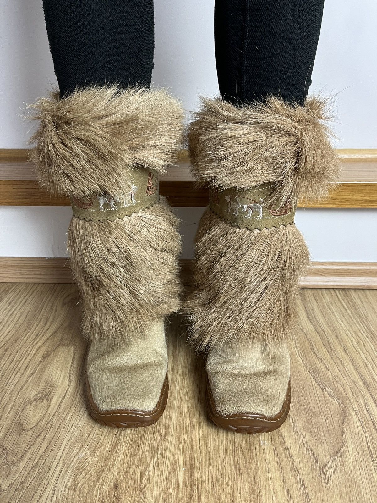 If Six Was Nine Vintage Oscar Sport Goat Fur Snow Boots Rare Apres Ski Yeti Size US 6 / IT 36 - 1 Thumbnail