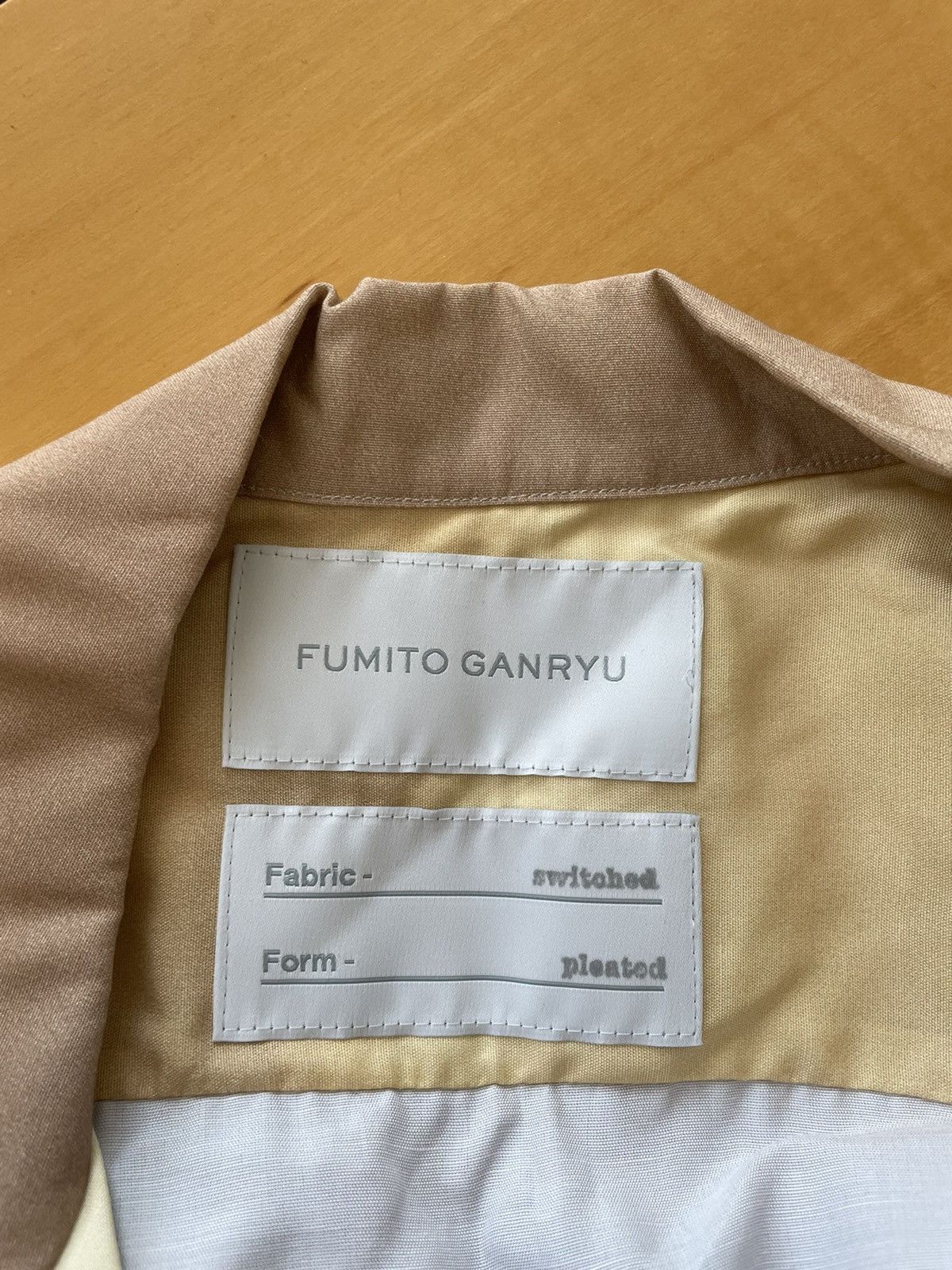 Gradient pleated short- sleeved shirt