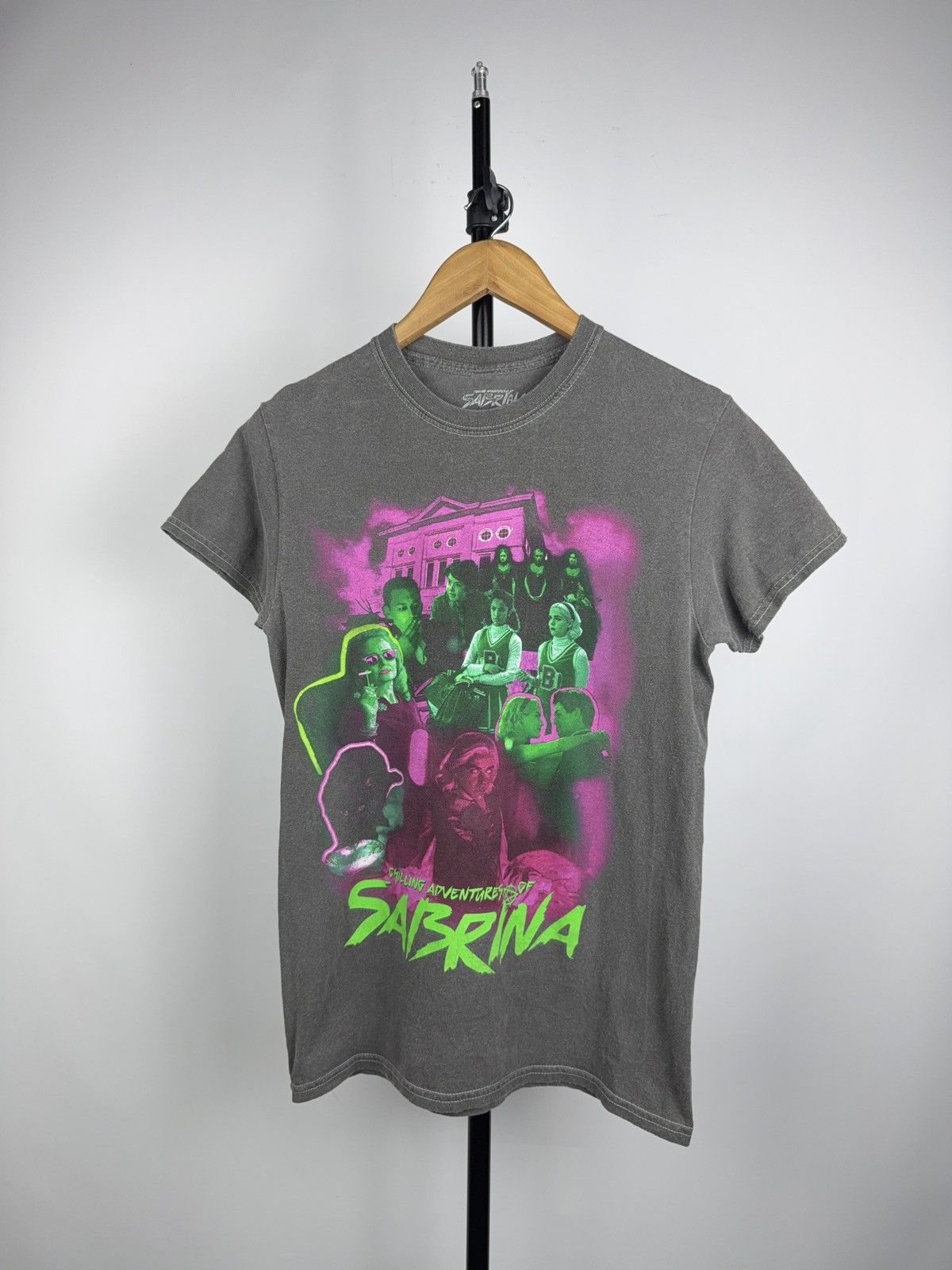 Warner Bros 2021 Chilling Adventures Sabrina Tee Y2K Gothic XS Size XS / US 0-2 / IT 36-38 - 1 Thumbnail