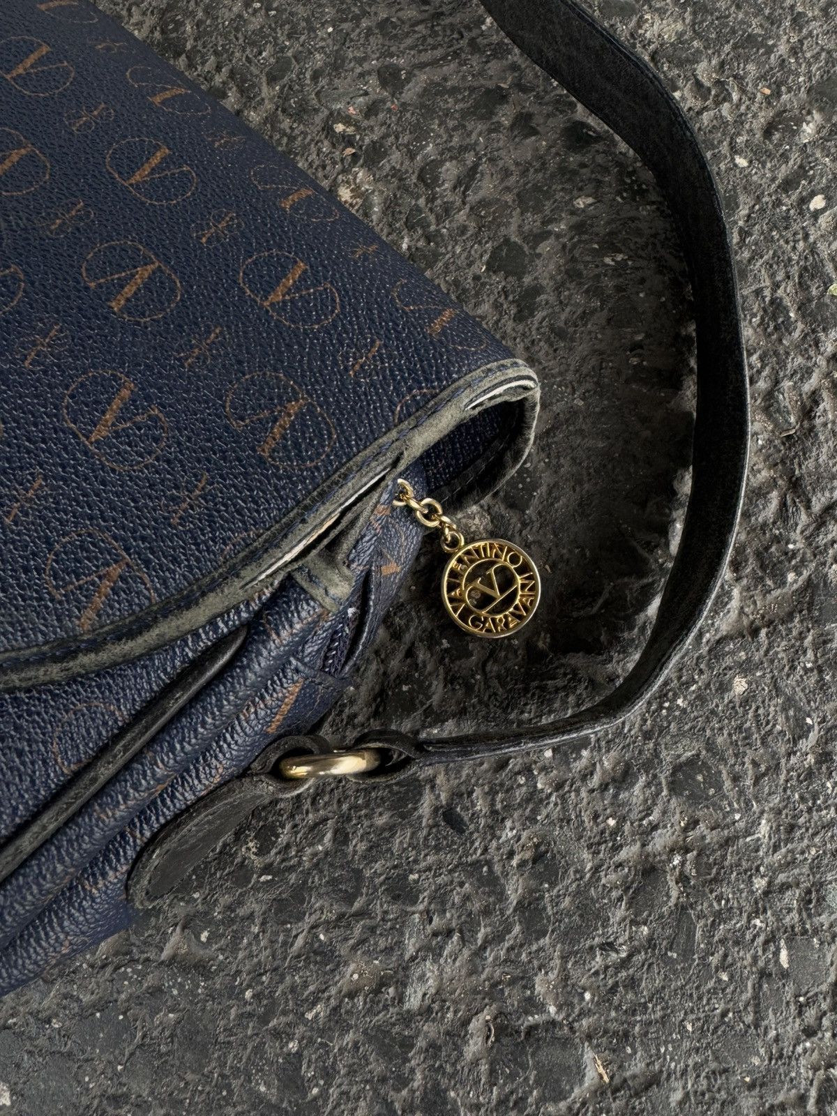 Valentino × Vintage Valentino Garavani Crossbody Bag Monogram Design Vintage y2k Size ONE SIZE - 4 Thumbnail