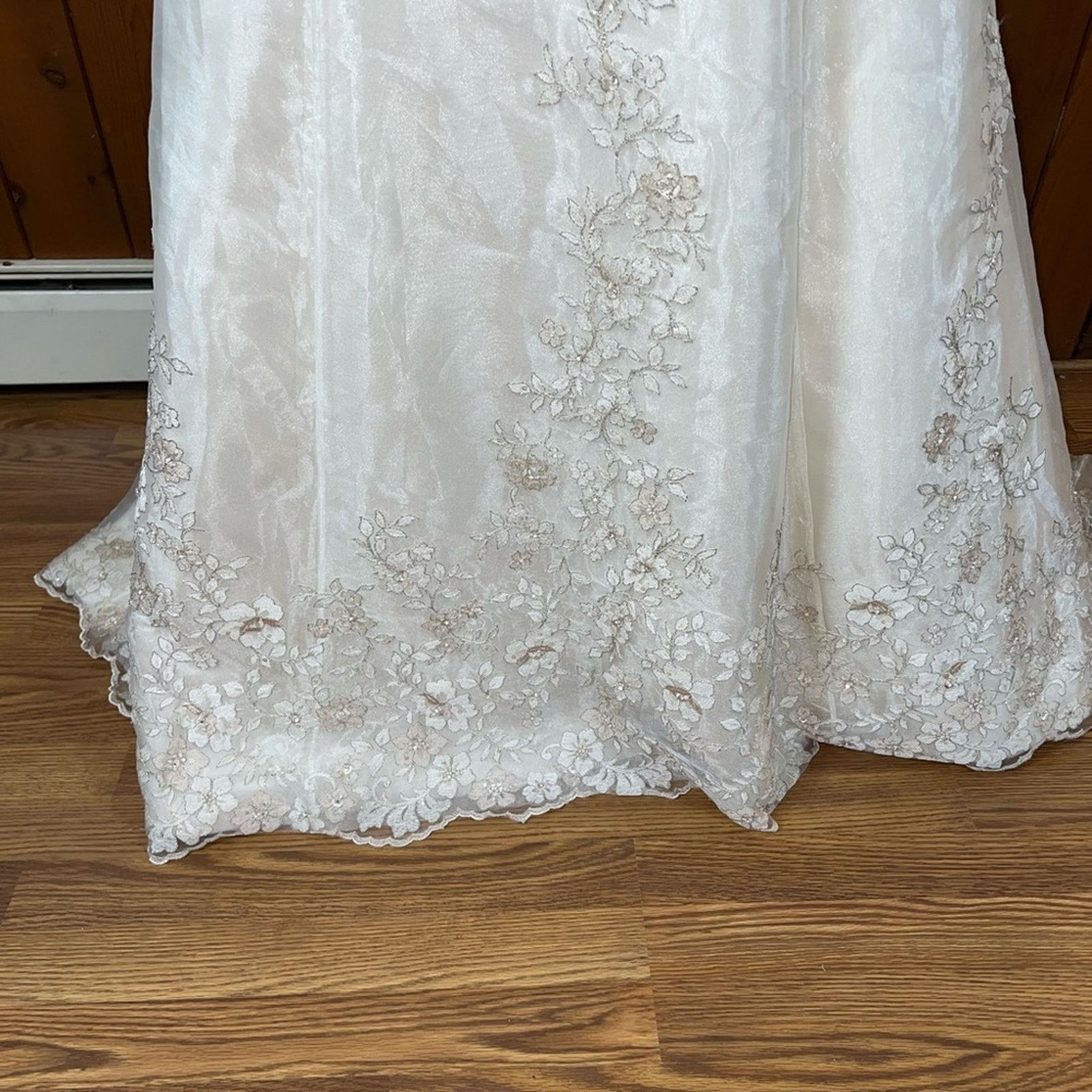 Other Elegant New Anjolique Embroidered Organza Wedding Gown! Size M / US 6-8 / IT 42-44 - 3 Thumbnail