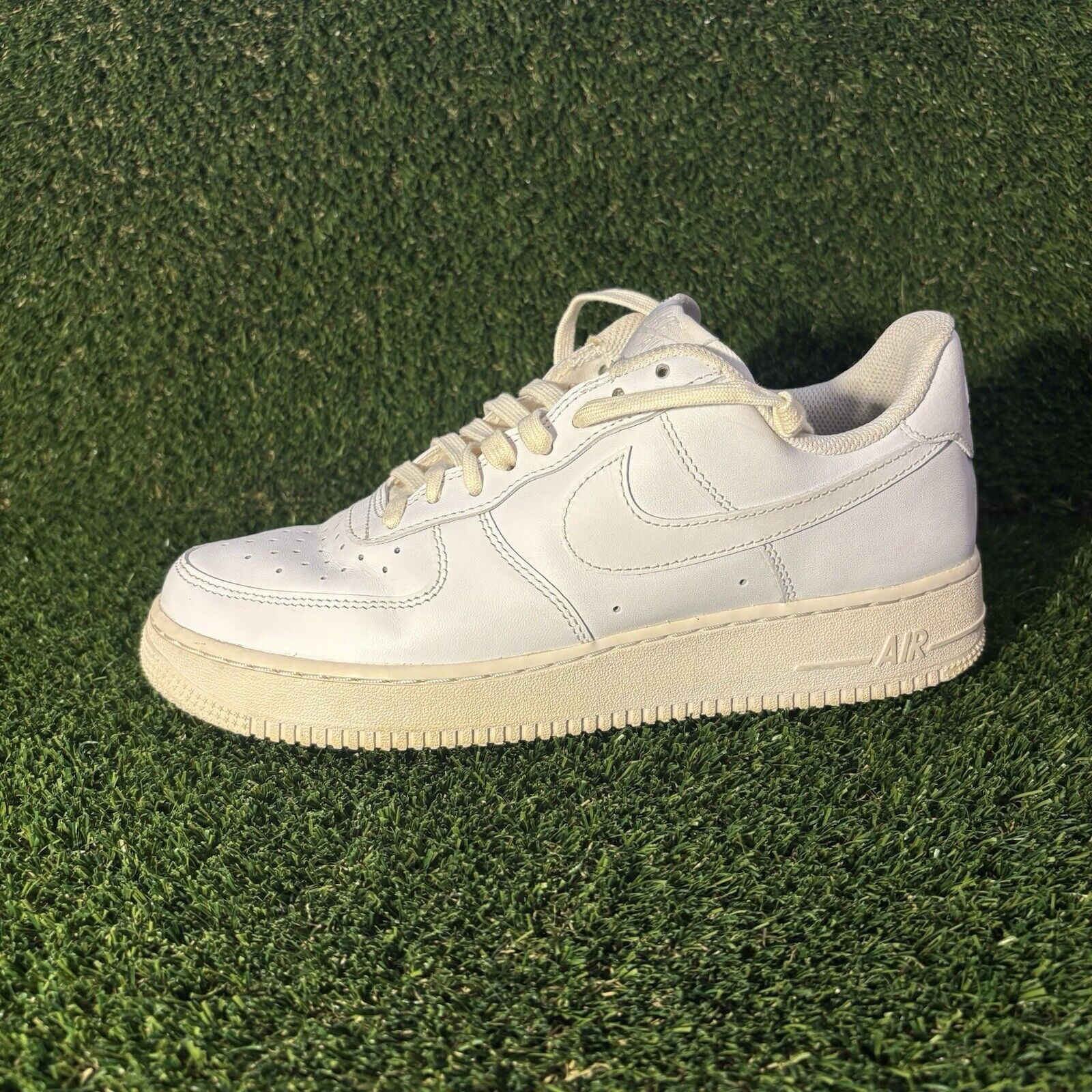 Nike Size 8 - Nike Air Force 1 '07 Low Triple White Size US 8 / EU 41 - 1 Thumbnail