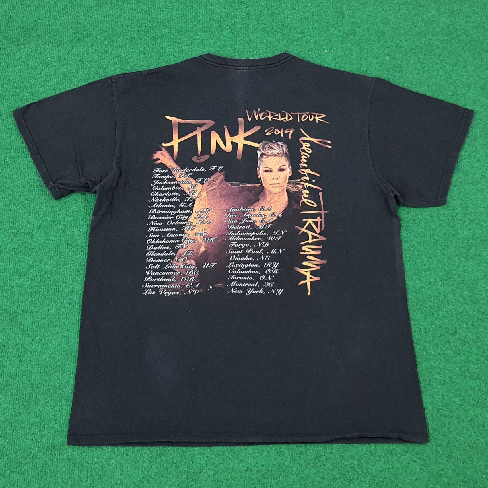 Band Tees × Vintage Vintage Pink World Tour 2019 Tshirt C219N16 Size US L / EU 52-54 / 3 - 3 Thumbnail