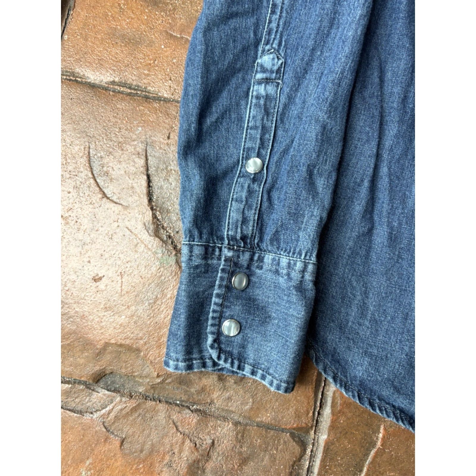 Vintage VINTAGE Y2K J Crew Chambray Western Pearl Button Shirt Women’s 2 Regular Blue Long Sleeve Confirms Cowgirl style Mens Womens Girls Size XS / US 0-2 / IT 36-38 - 3 Thumbnail