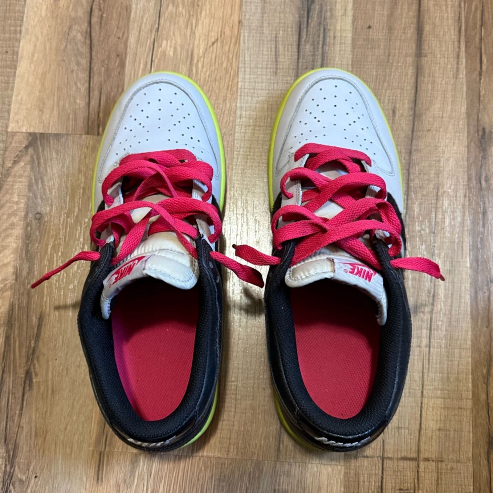 Nike 2008 Nike Dunk Low Neutral Grey Berry Volt Size US 9.5 / EU 42-43 - 4 Thumbnail