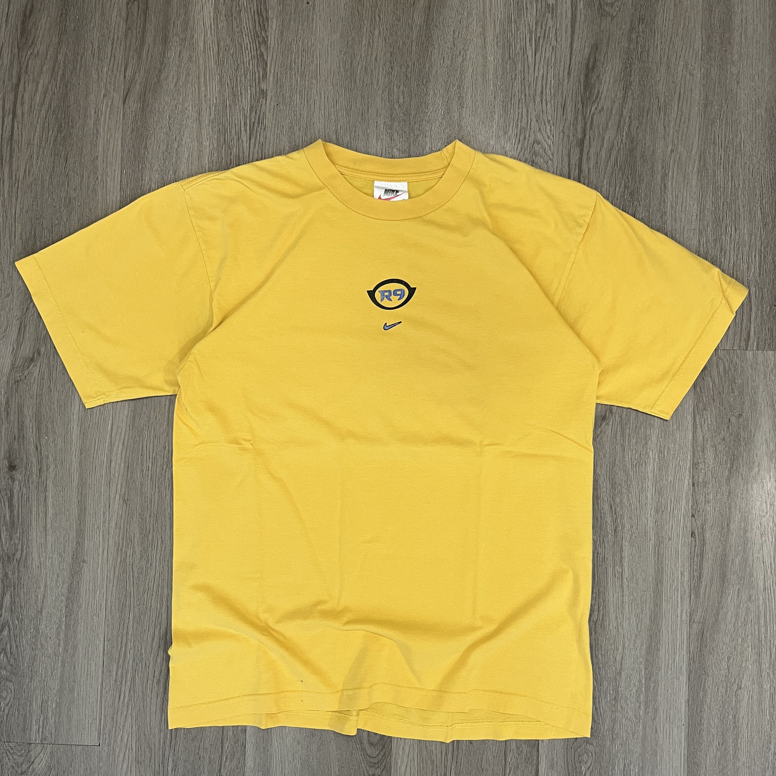 Nike Rare Vintage 90s Nike Football Ronaldo R9 Brasil T Shirt Size US M / EU 48-50 / 2 - 3 Thumbnail