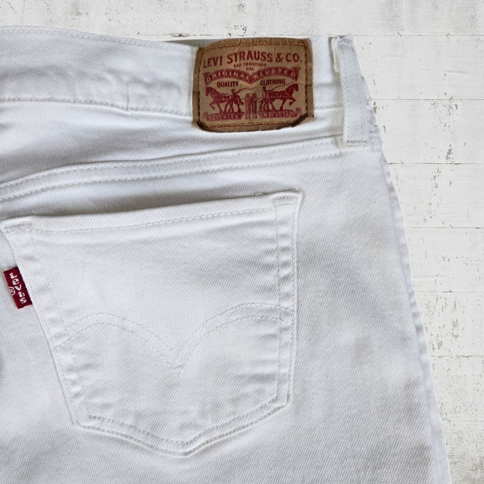 Levi's Levi's 311 White Shaping Skinny Capri Jeans Size 28 Size 28" / US 6 / IT 42 - 7 Thumbnail