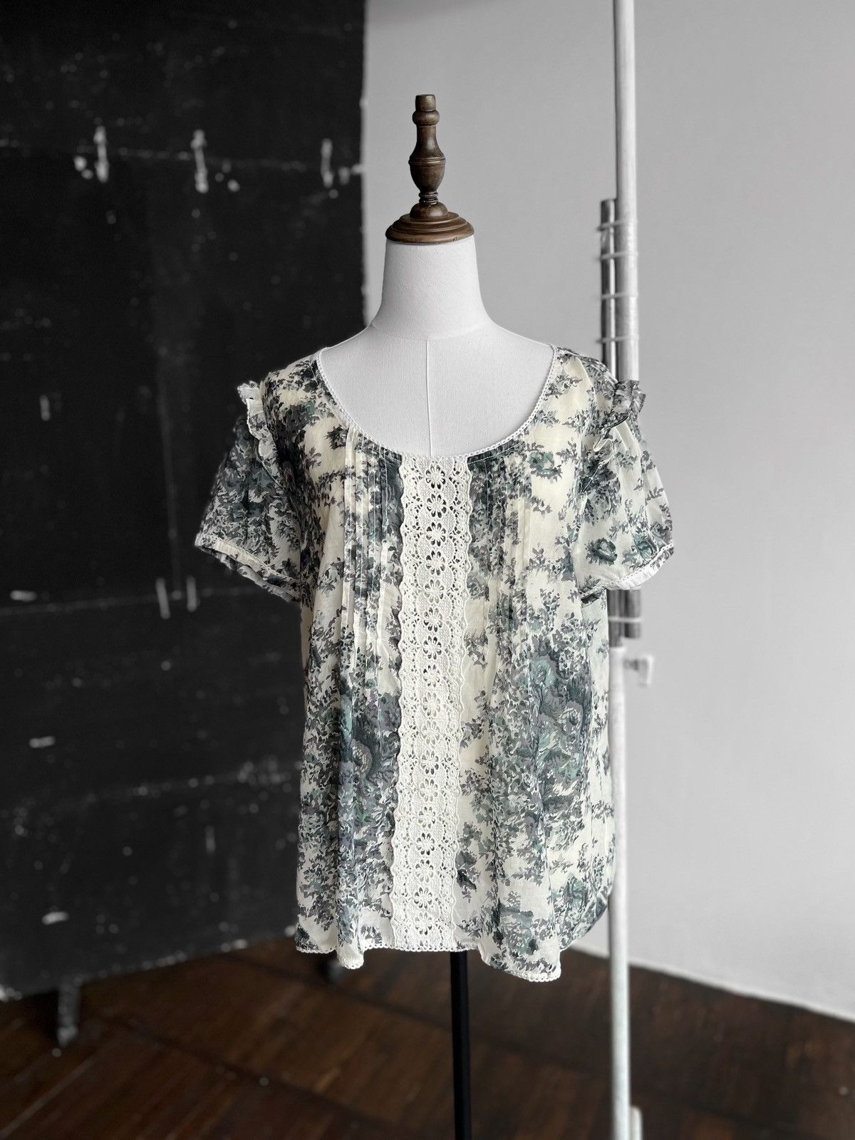 Designer Phase Eight Floral Short Sleeve Top Shirt With Lace Band Size L / US 10 / IT 46 - 1 Thumbnail