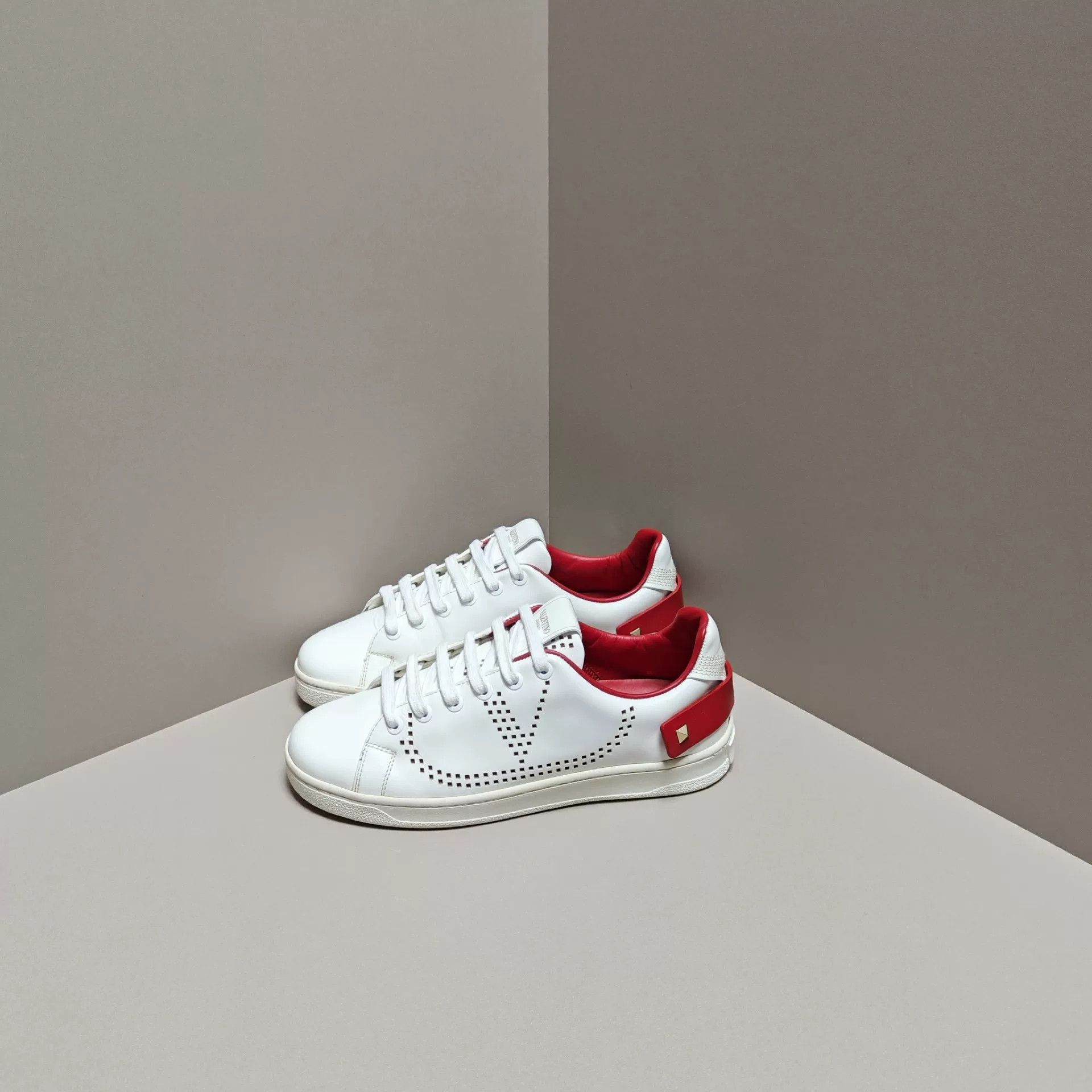 Valentino Valentino Lowtop Sneakers us_5 Women Size US 5 / IT 35 - 1 Thumbnail