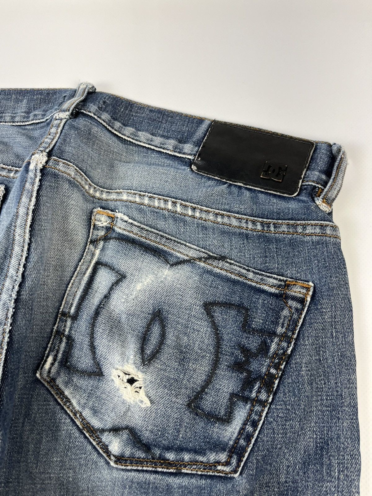 DC × Japanese Brand 00s Vintage DC Big Logo Denim Faded Distressed Jeans Y2K Size US 32 / EU 48 - 4 Thumbnail
