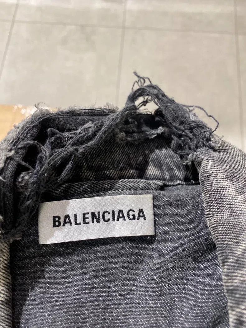 Balenciaga Balenciaga Distressed Collar Hole Denim Jacket Size XS / US 0-2 / IT 36-38 - 6 Thumbnail