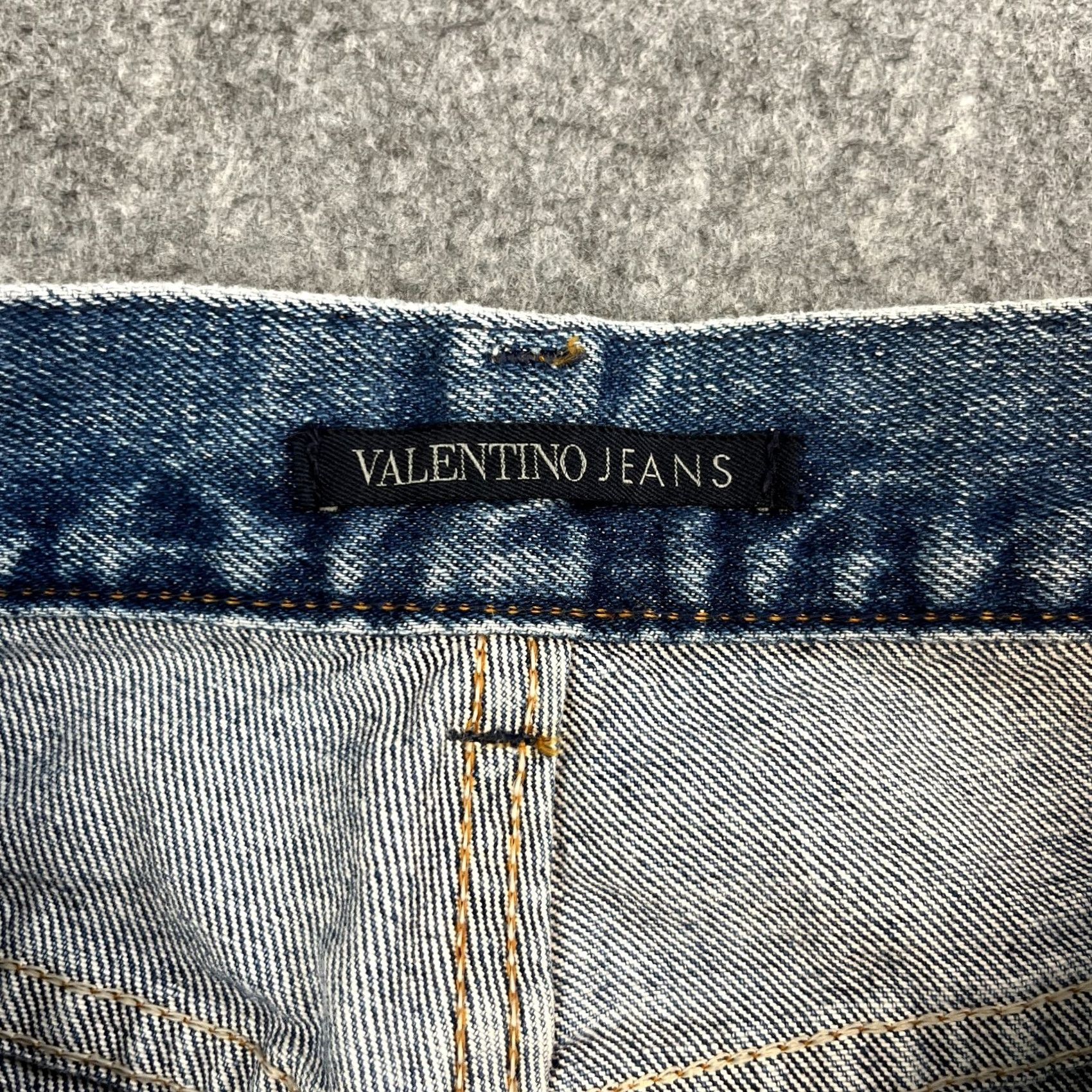Valentino Valentino Jeans Regular Straight 29 34 Mid Wash Blue Mens Vintage Italy Denim 5-Pocket Design Cotton Button Logo Size US 29 - 7 Thumbnail