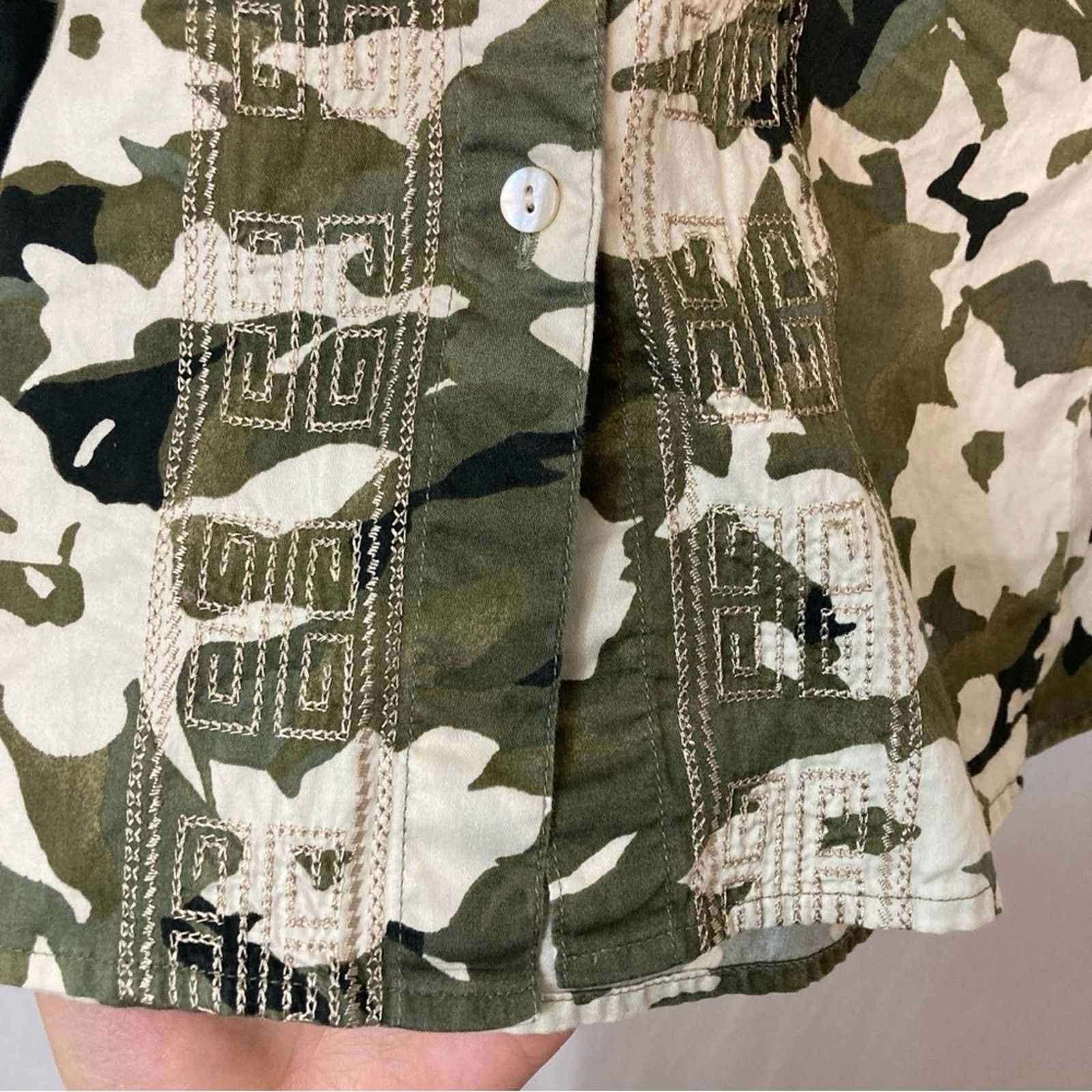 Chicos Chico’s Camouflage Camo Embroidered Button Down Shirt Top Size L / US 10 / IT 46 - 4 Thumbnail