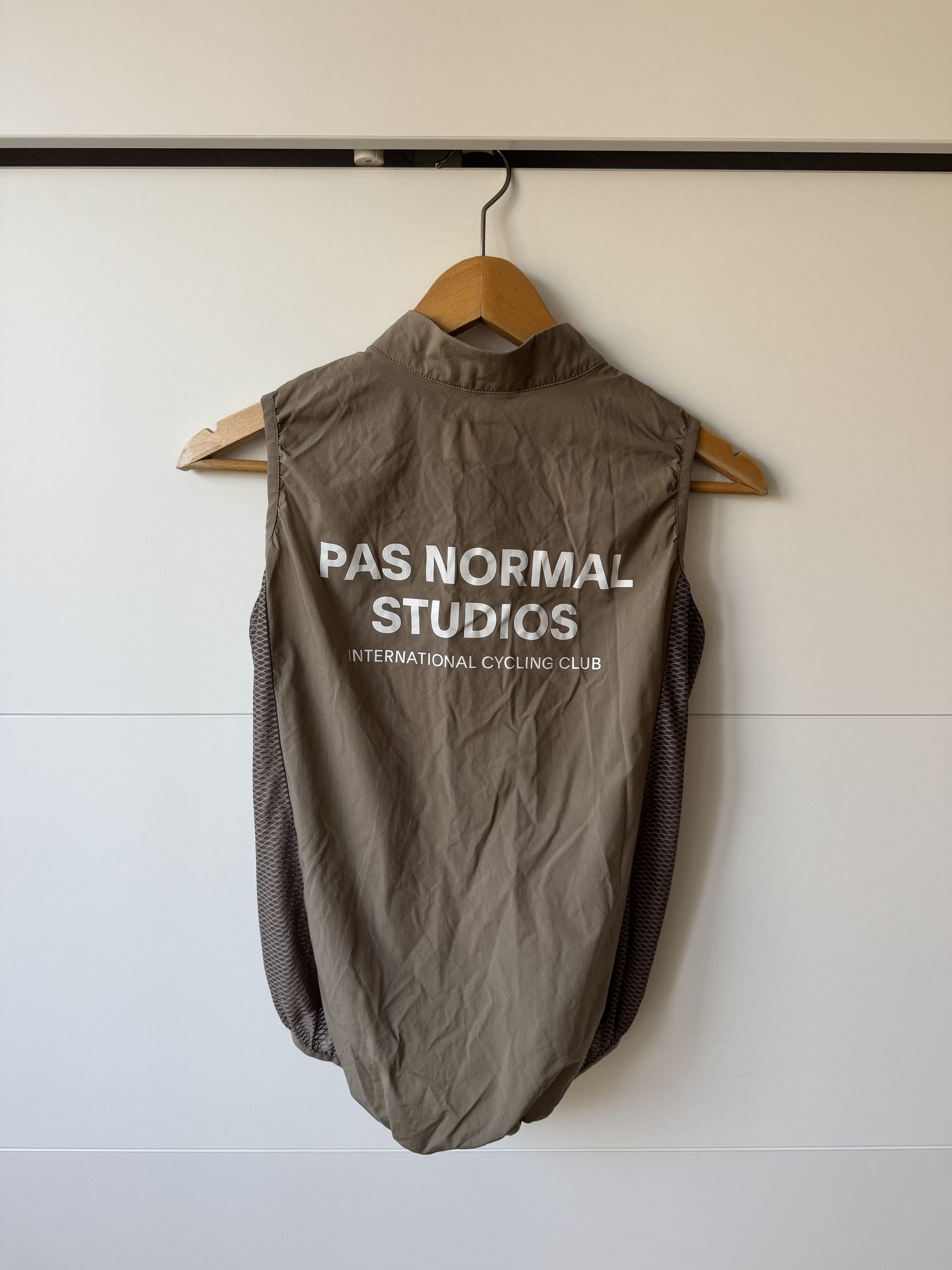 Pas Normal Studios [S] Mechanism Stow Away Gilet in Beige Size US S / EU 44-46 / 1 - 5 Thumbnail