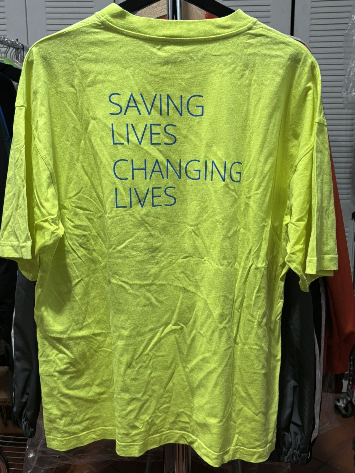 Balenciaga Balenciaga World Food Progamme Neon Tee Size US L / EU 52-54 / 3 - 4 Thumbnail