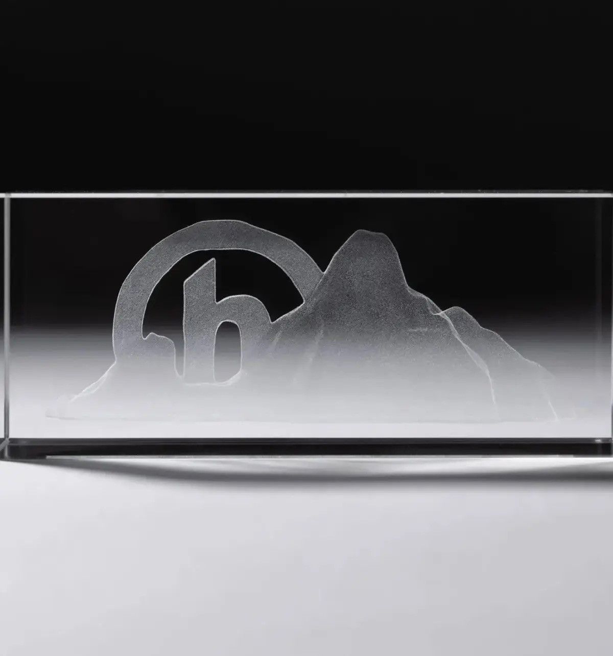HIDDEN HIDDEN NY CRYSTAL “MOUNTAIN SCAPE” PAPERWEIGHT Size ONE SIZE - 1 Preview
