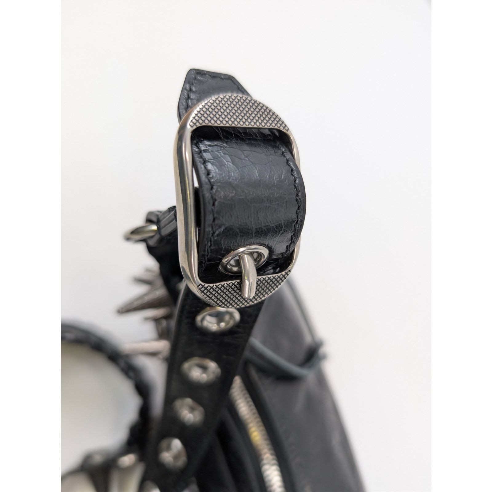 Balenciaga o1rshd1 Size:OS/ LE Cagole Shoulder B Arena Lamb W/Spike Bag Size ONE SIZE - 17 Thumbnail