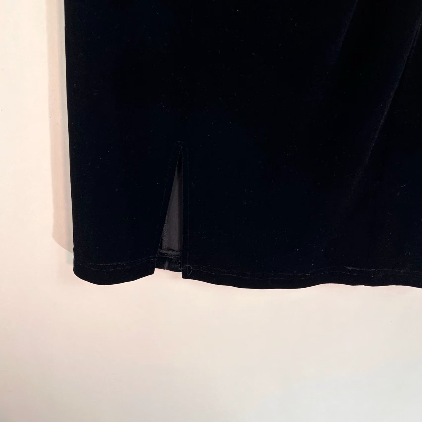 Vintage VINTAGE Dress Barn Velour Maxi Skirt Womens S Black 70s 80s Dress Barn Velour Maxi Skirt Womens S Black Vintage 70's 80's Size 28" / US 6 / IT 42 - 3 Thumbnail