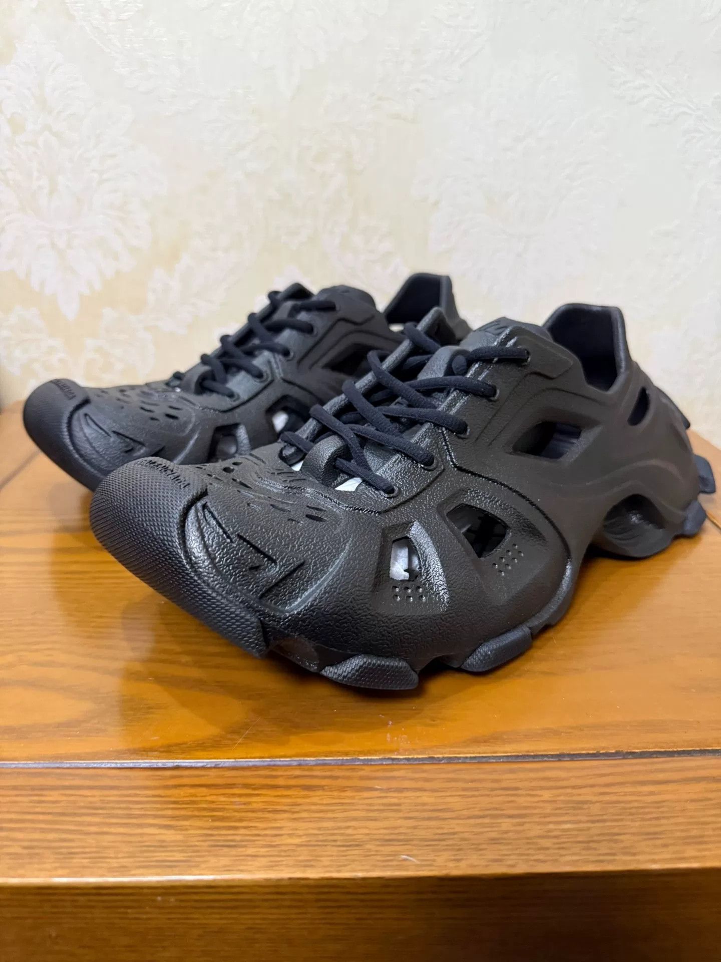 Balenciaga Balenciaga Orange Lowtop Sneakers 11 Men Size US 11 / EU 44 - 1 Thumbnail