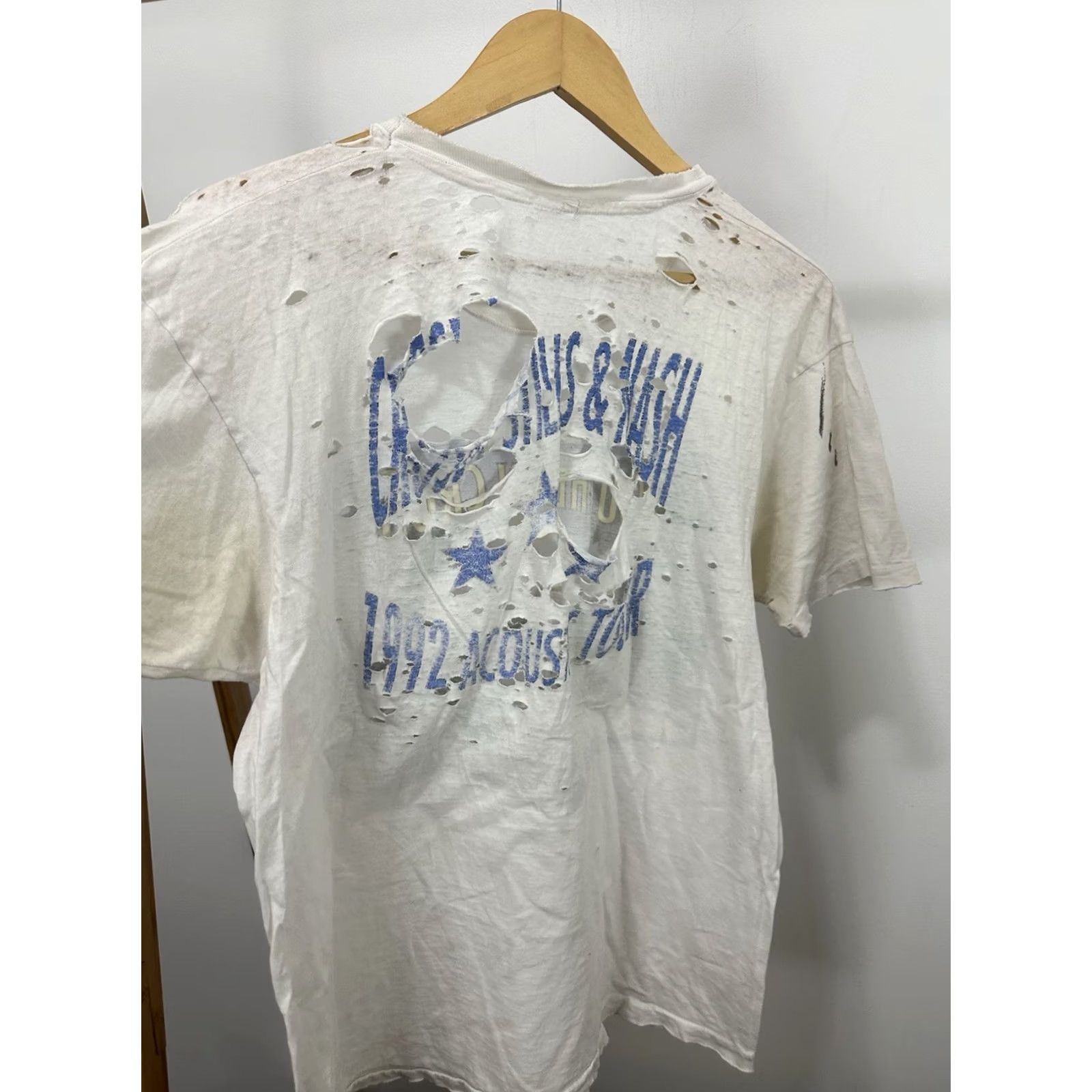 Hanes VTG 90s Crosby Stills Nash Young Acoustic Tour Zombie Thrashed Worn T-Shirt XL Men White Hanes NT Size US XL / EU 56 / 4 - 3 Thumbnail
