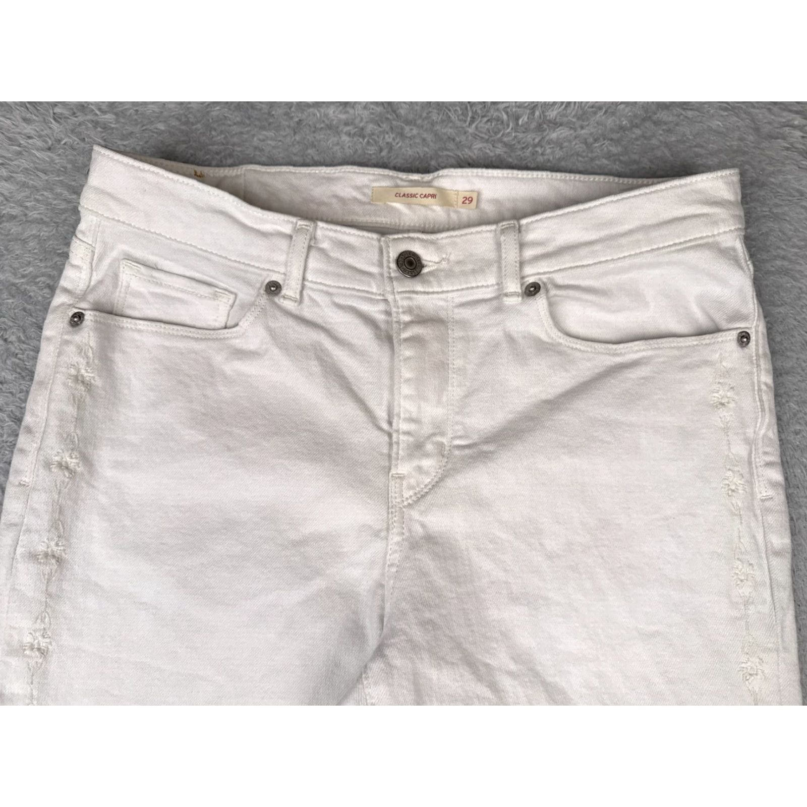 Levi's Levis Jeans Women White Capri Mid Rise 29x21 Cotton Blend 29 21 Inseam Denim 5-Pocket Distressed Capris Womens Jeans Size 29" - 4 Thumbnail