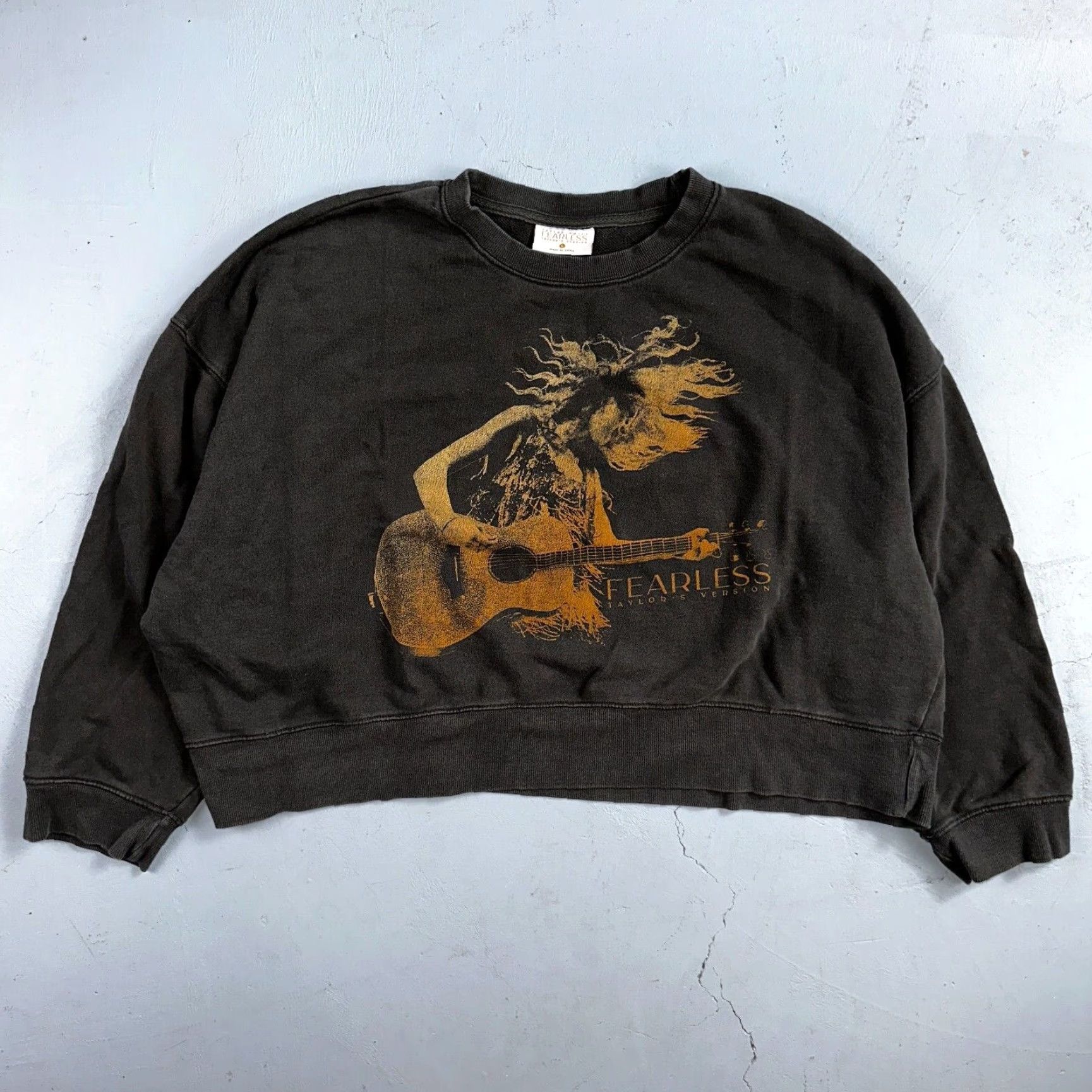 Vintage Taylor Swift Fearless Taylor's Version Sweatshirt Gray L Crew Neck Pullover 100% Cotton Women Activewear Graphic Print All Seasons 90s? Size L / US 10 / IT 46 - 2 Thumbnail