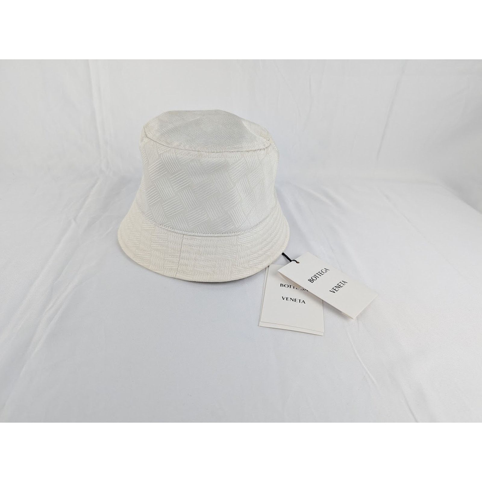 o1rshd1 Size: M / Hat Intreccio Jacquard Nylon in White