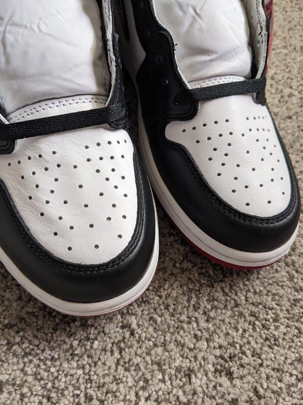 Jordan Brand 2016 Nike Air Jordan 1 Retro High OG Black Toe 555088-125 Size US 10.5 / EU 43-44 - 4 Thumbnail