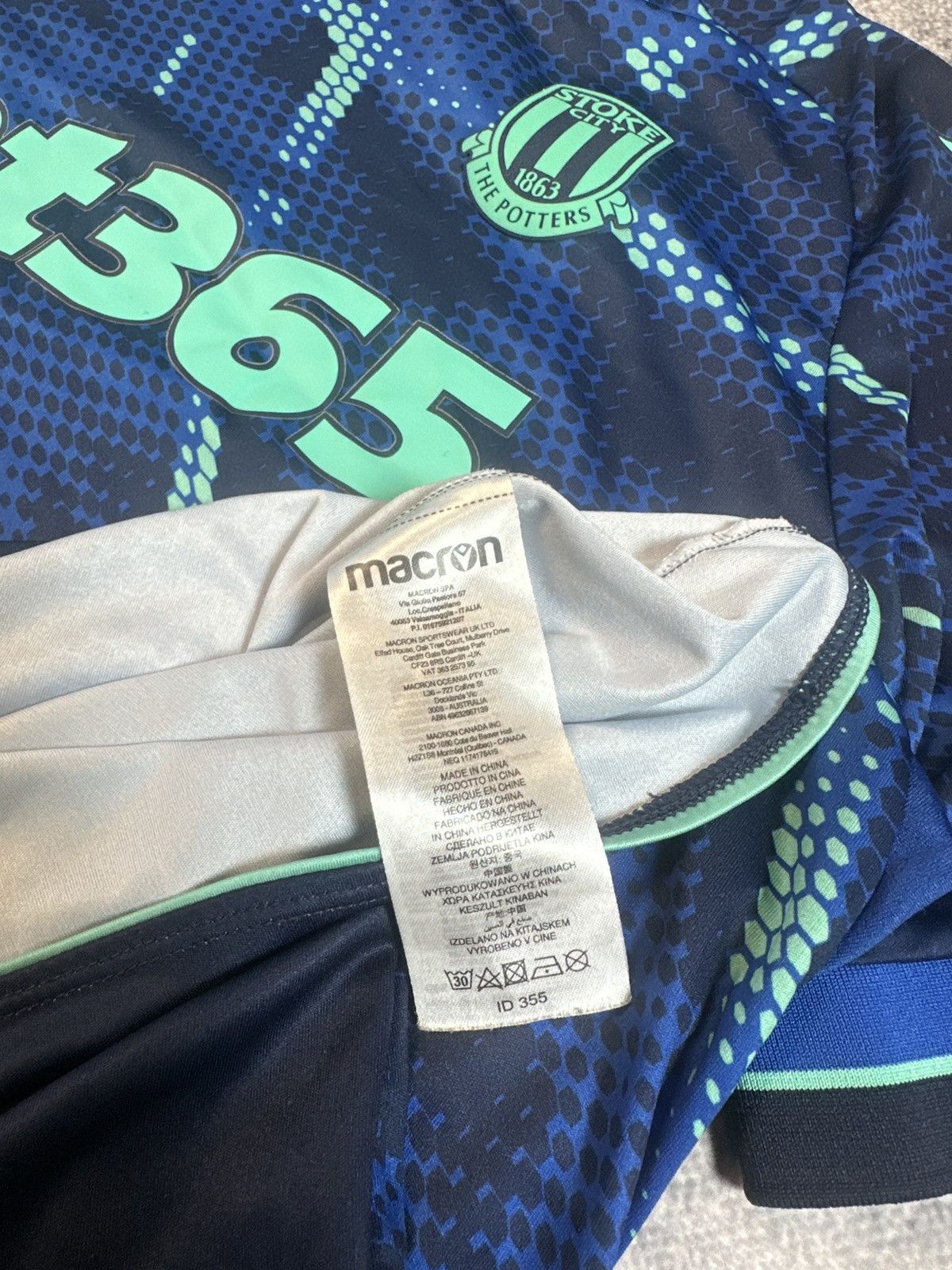 Macron Macron Stoke City Soccer Jersey rare Streetwear USA XXL Size US XXL / EU 58 / 5 - 5 Thumbnail