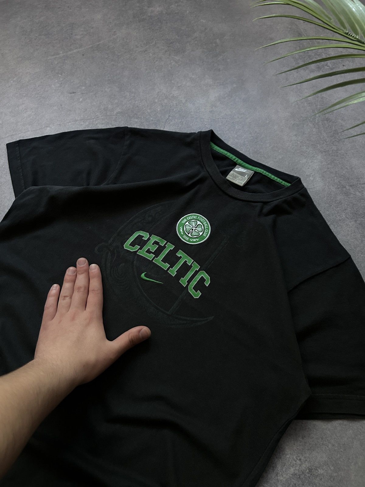 Nike Vintage Nike Celtic big logo y2k shirts mens Size US L / EU 52-54 / 3 - 2 Thumbnail