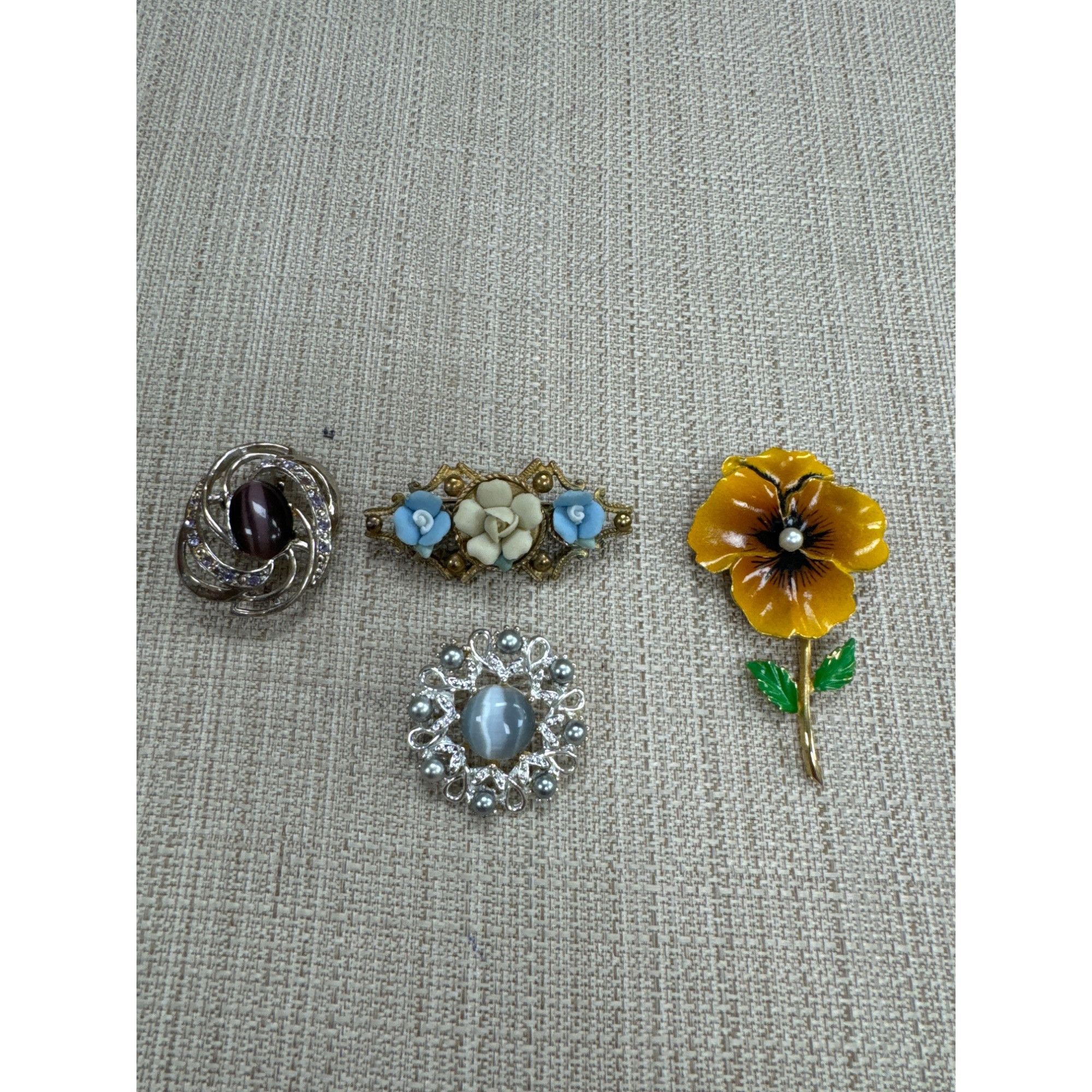 Vintage Set of 4 beautiful vintage women’s brooches SKU 4426 Size ONE SIZE - 9 Thumbnail