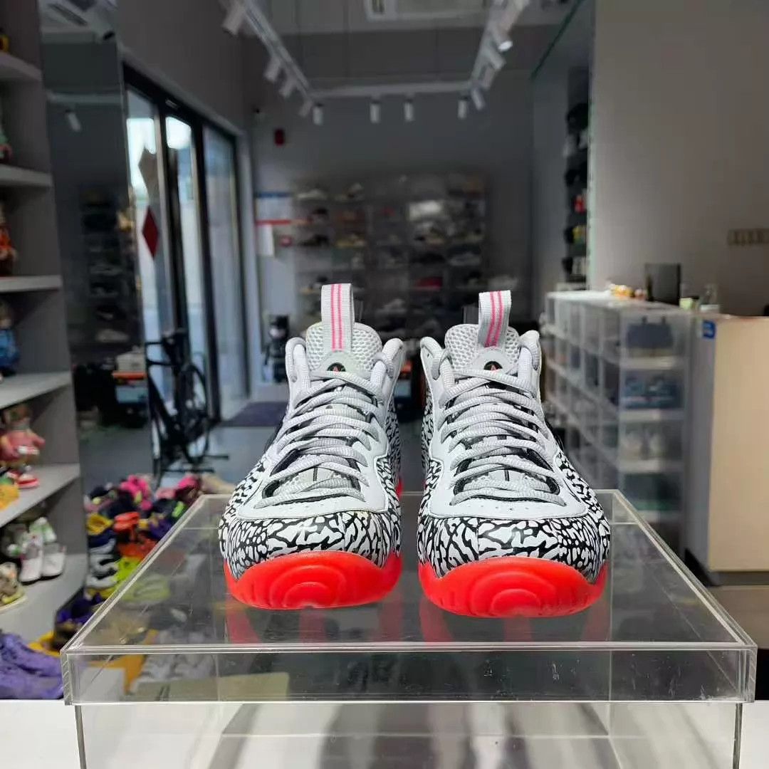 Nike Elephant Bubble 44 Worn Once Size US 11 / EU 44 - 1 Thumbnail