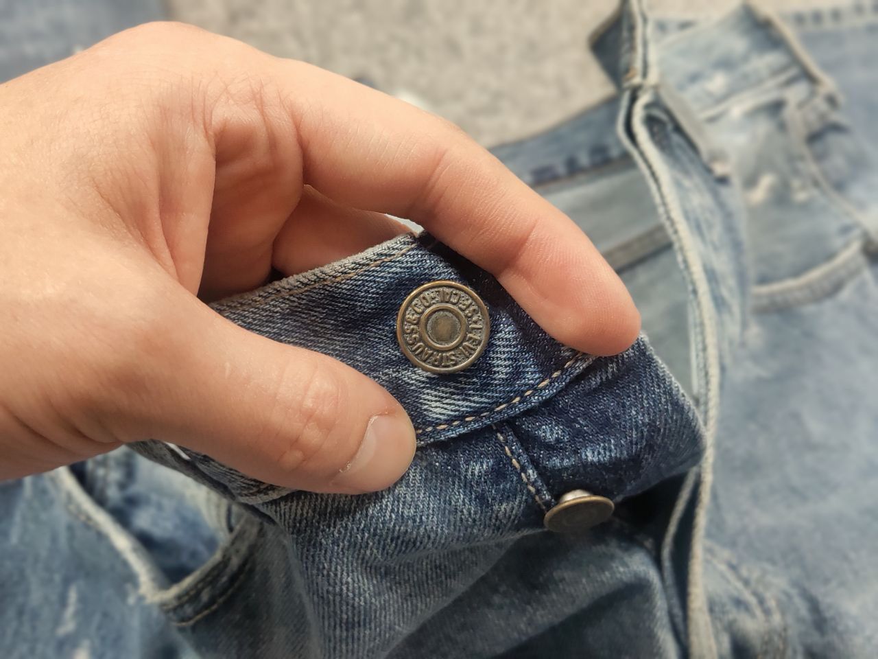 Levi's Vintage Levis 501 Straight Leg Distressed Faded Denim Jeans Size US 33 - 15 Thumbnail