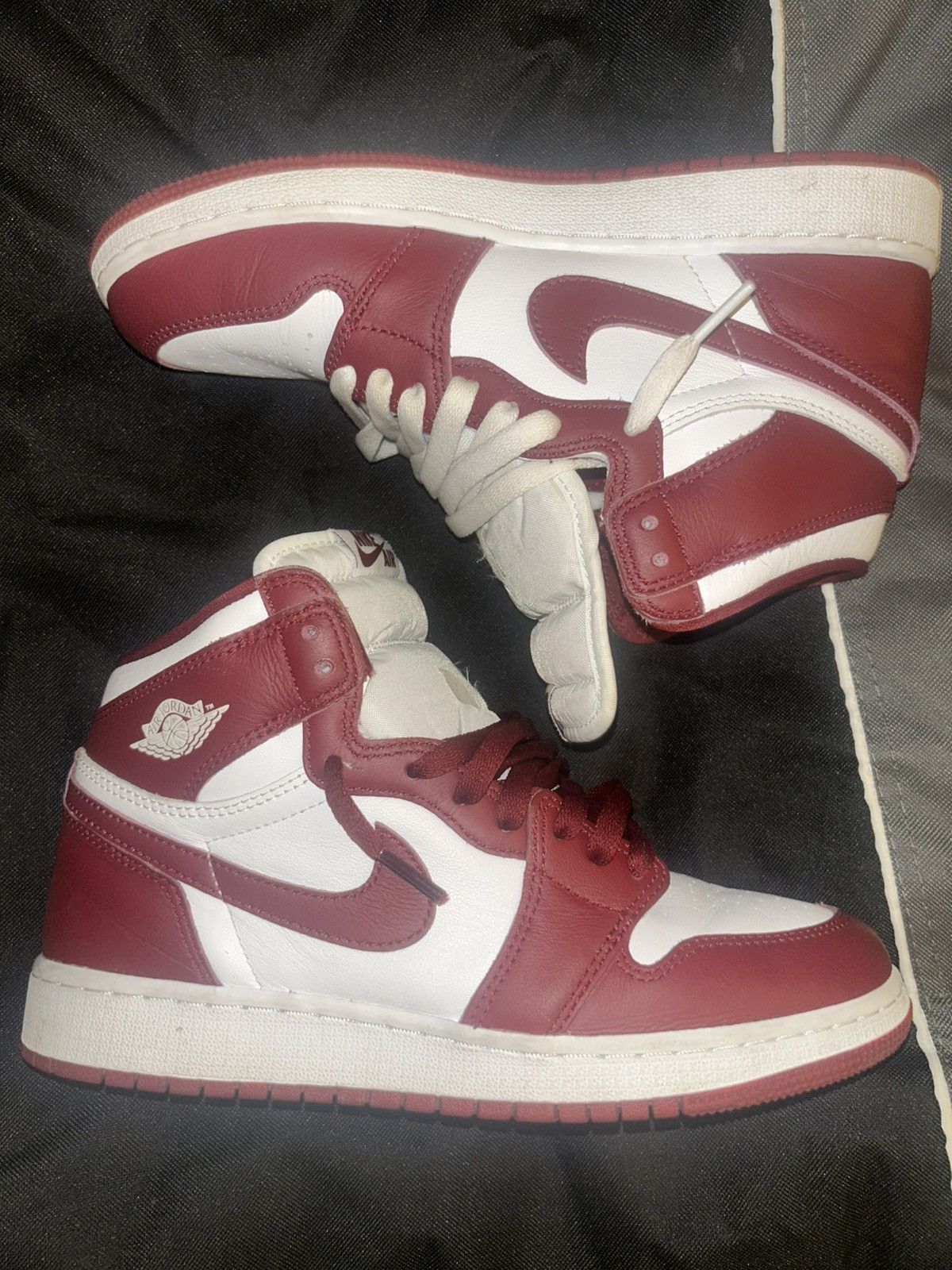 Jordan Brand Nike Men's Air Jordan 1 Retro High OG Shoes - White / Red Size US 7 / EU 40 - 2 Thumbnail