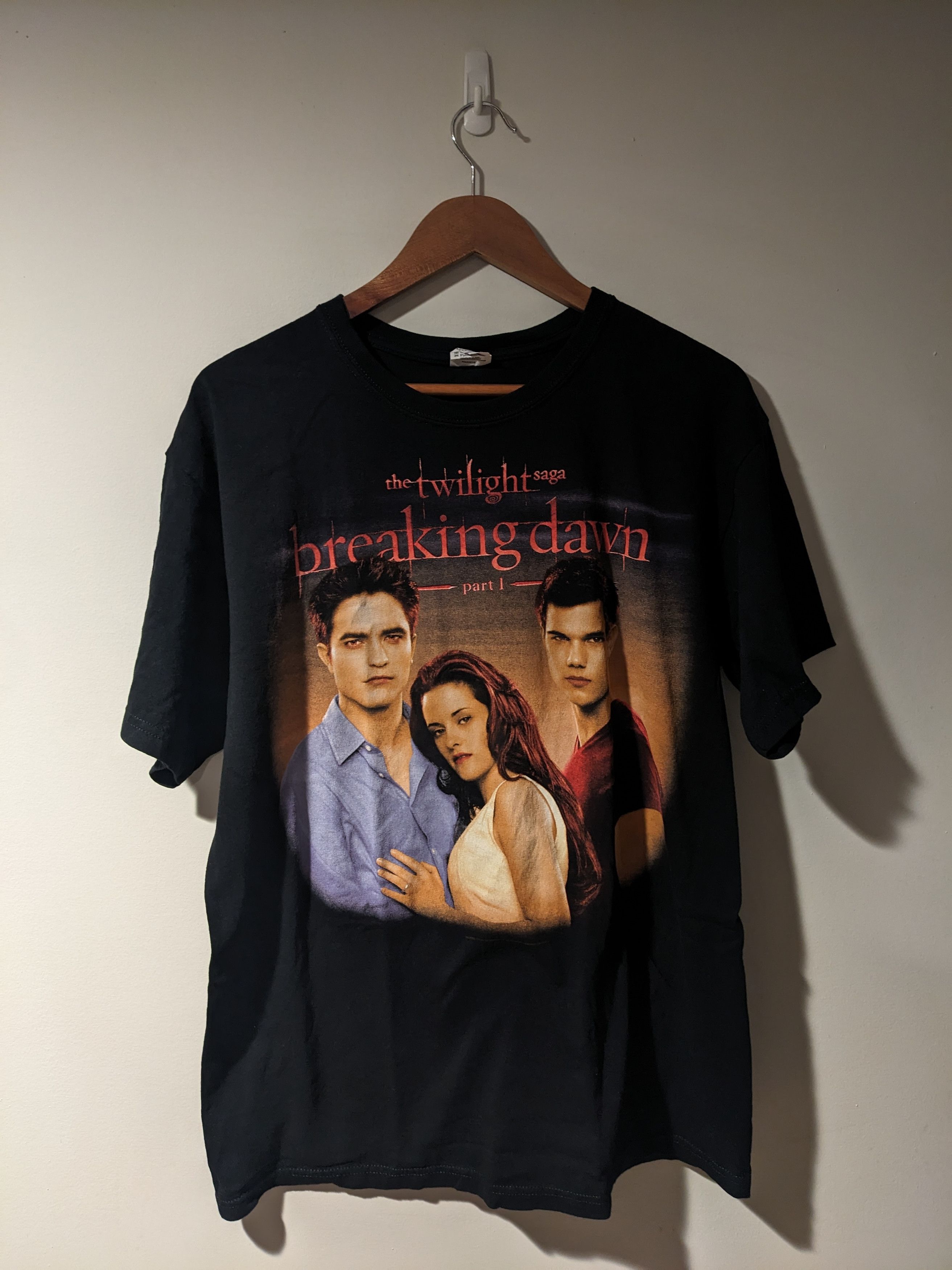 Hot Topic × Vintage Vintage 2011 The Twilight Saga Breaking Dawn Part 1 T-Shirt Size US L / EU 52-54 / 3 - 1 Thumbnail