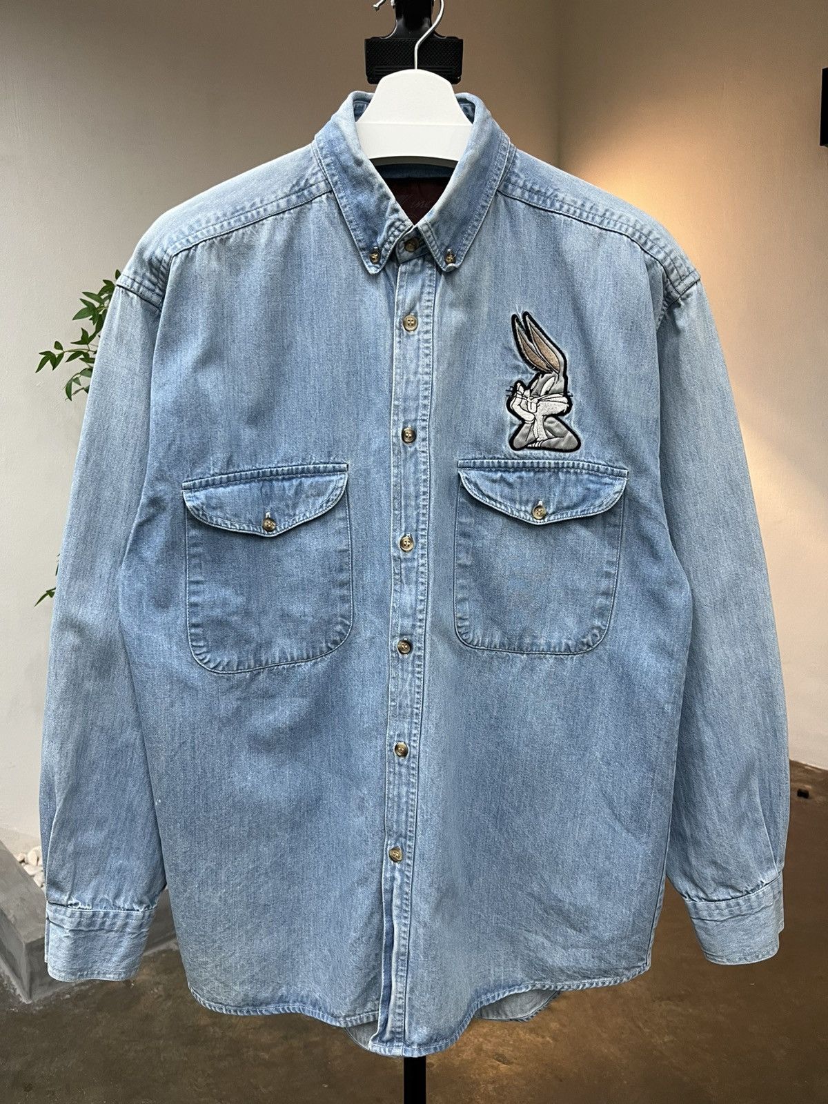 Warner Bros Vintage 1992 Bugs Bunny Embroidered Denim Shirt Top Line USA Size US L / EU 52-54 / 3 - 1 Thumbnail