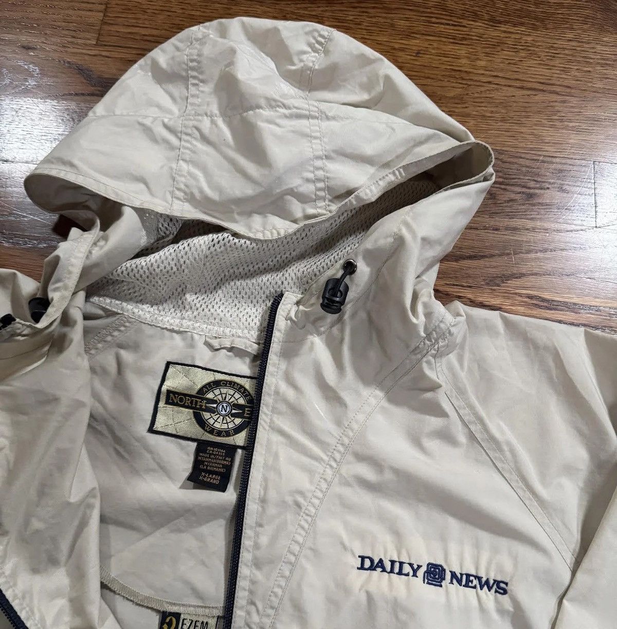 Vintage Vintage Daily News Hooded Windbreaker (Size XL) Size US XL / EU 56 / 4 - 2 Thumbnail