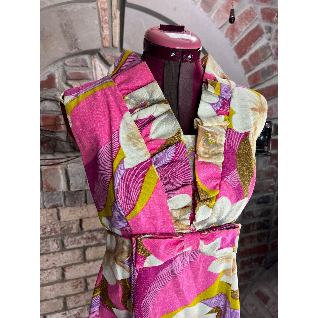Vintage dress Hawaiian 1960s ruffle floral bright pink purple gold Size XS / US 0-2 / IT 36-38 - 3 Thumbnail