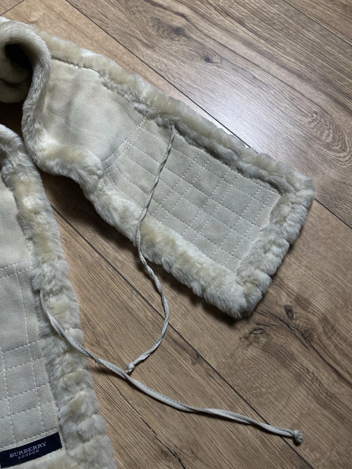 Burberry Vintage Burberry white fur scarf for women Size ONE SIZE - 3 Thumbnail