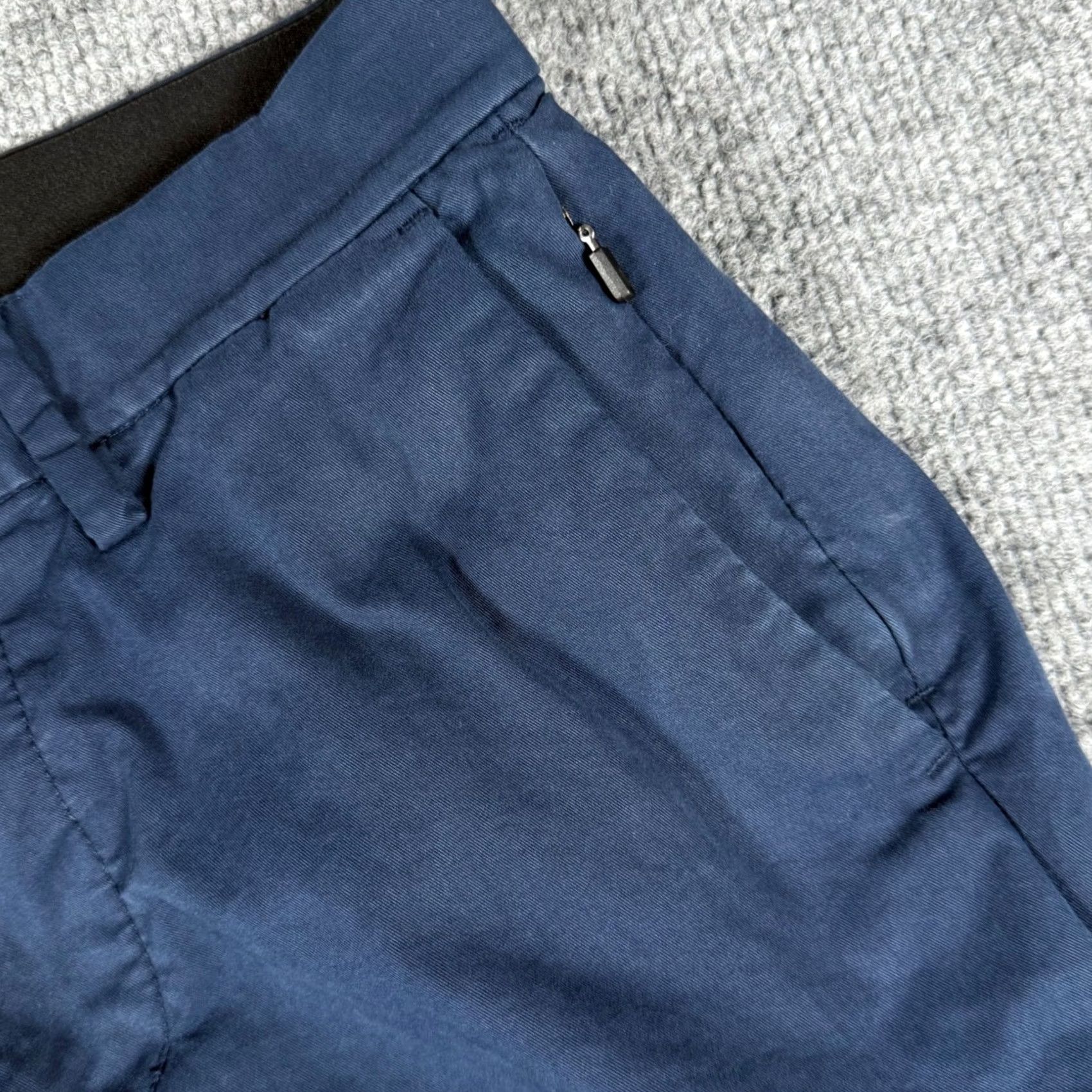 Old Navy Old Navy Athletic Chino Pants Men 28x30 Navy Captain Built-In Flex Zipper Pocket Casual Chinos Size US 28 / EU 44 - 4 Thumbnail